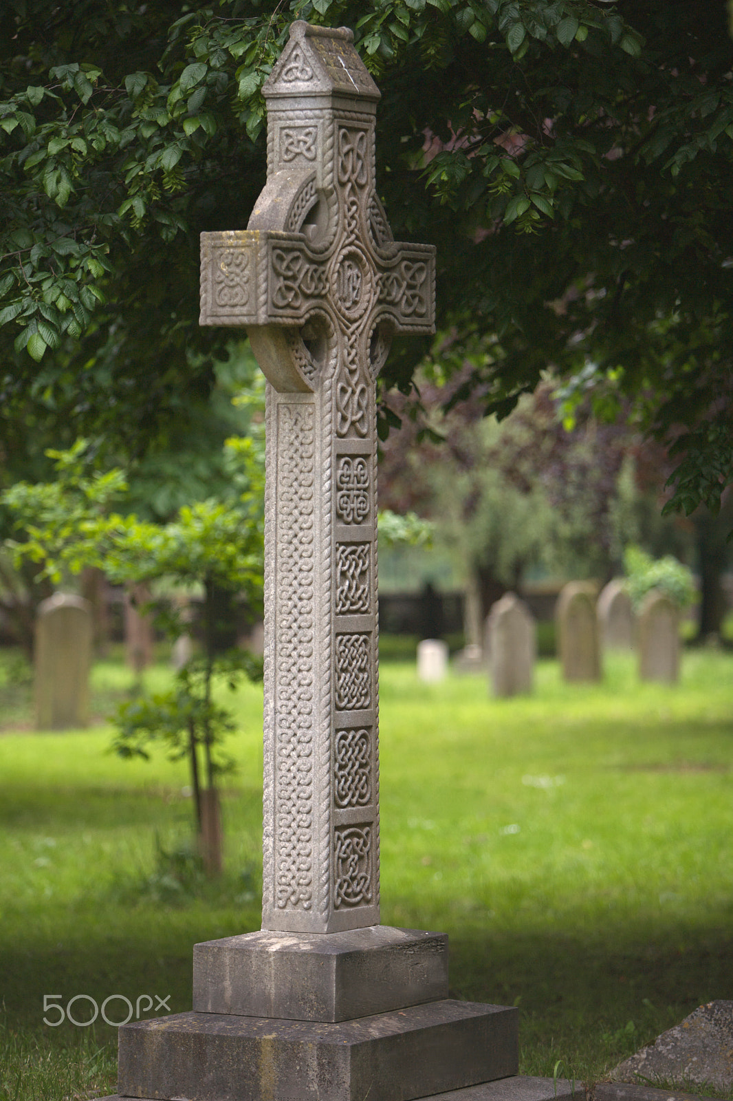 Canon EOS 5D + Canon EF 70-200mm F2.8L IS USM sample photo. A concrete celtic cross in a graveyard photography