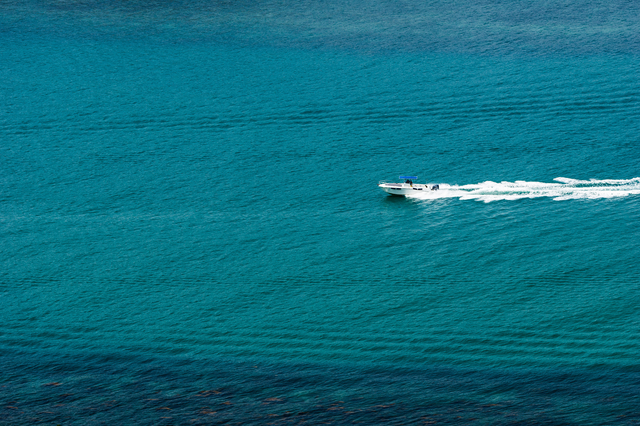 Tamron SP AF 70-200mm F2.8 Di LD (IF) MACRO sample photo. Lonely speed boat photography