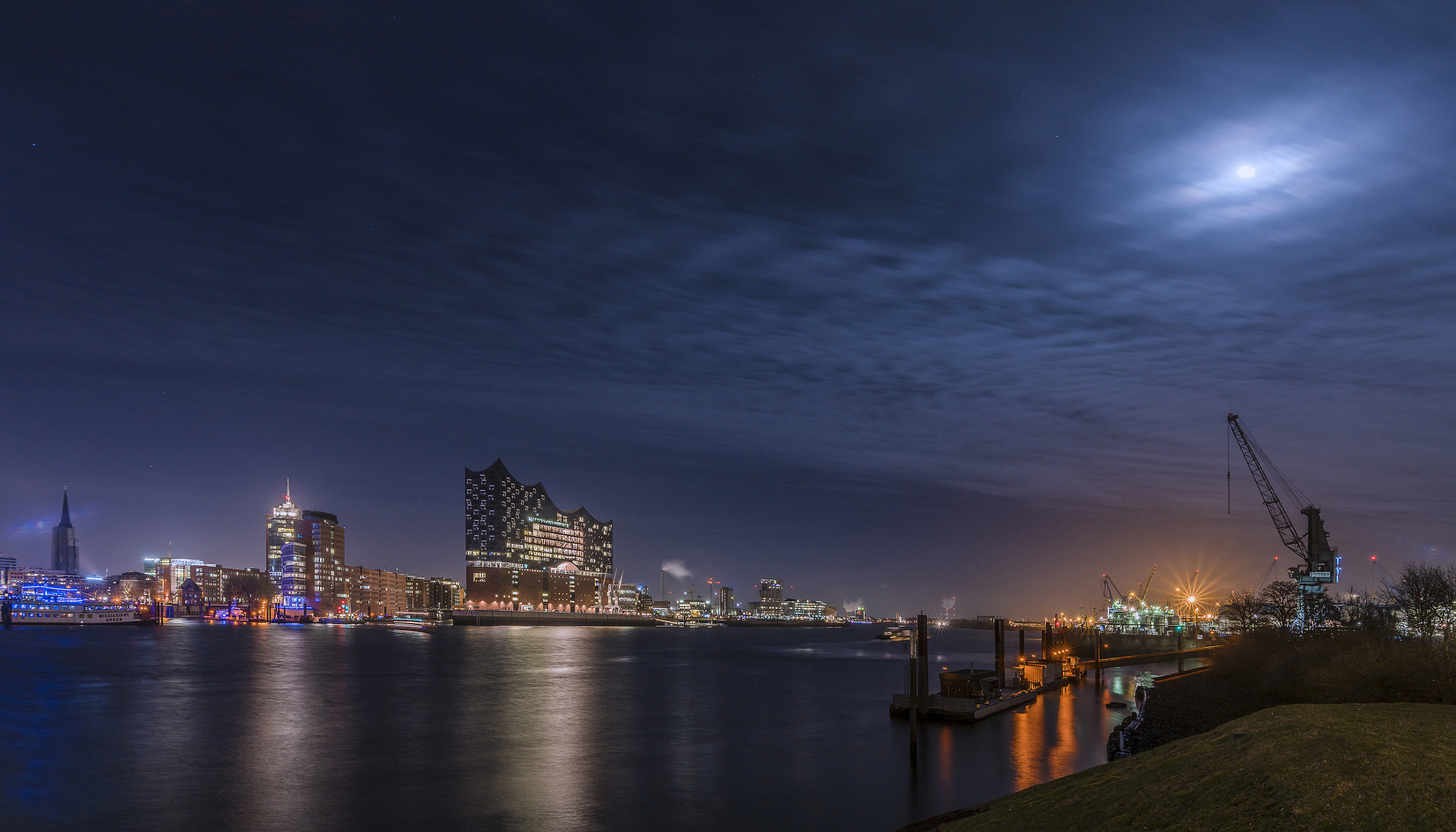 Canon EF 300mm f/2.8L sample photo. Elbphilarmonie at moonlight photography