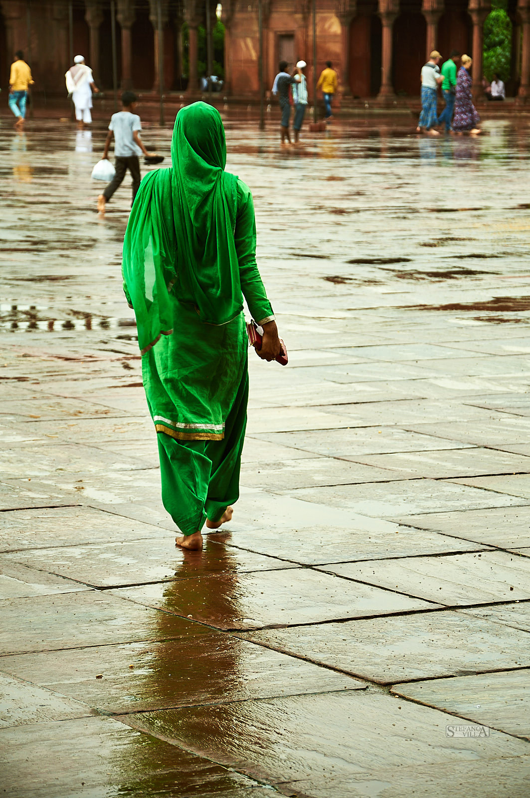 Nikon D90 sample photo. Green lady walking in the mosque photography
