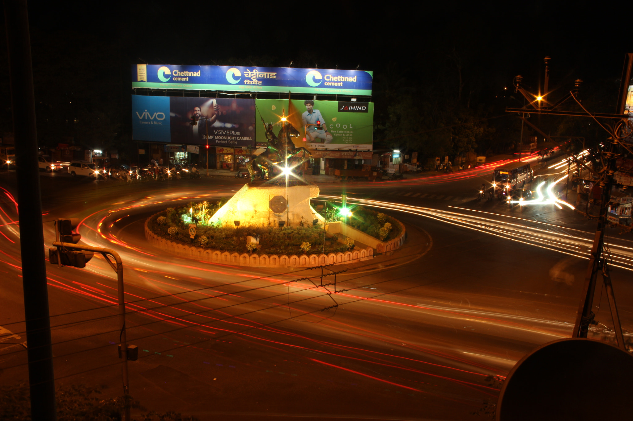 Canon EOS 600D (Rebel EOS T3i / EOS Kiss X5) + Canon EF 50mm f/1.8 sample photo. Light trails photography