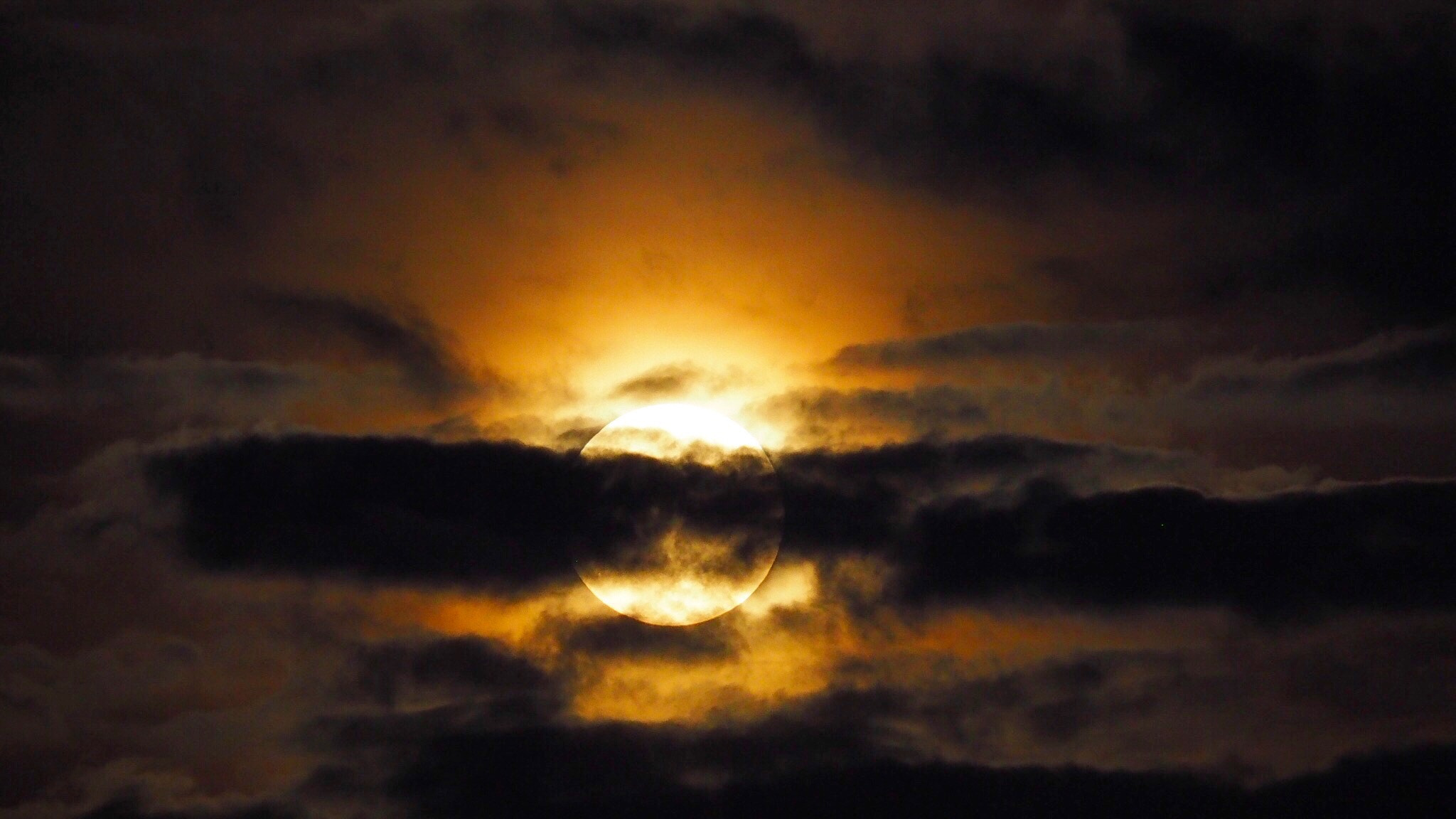 Olympus OM-D E-M10 II sample photo. Shiny moon dark cloud photography