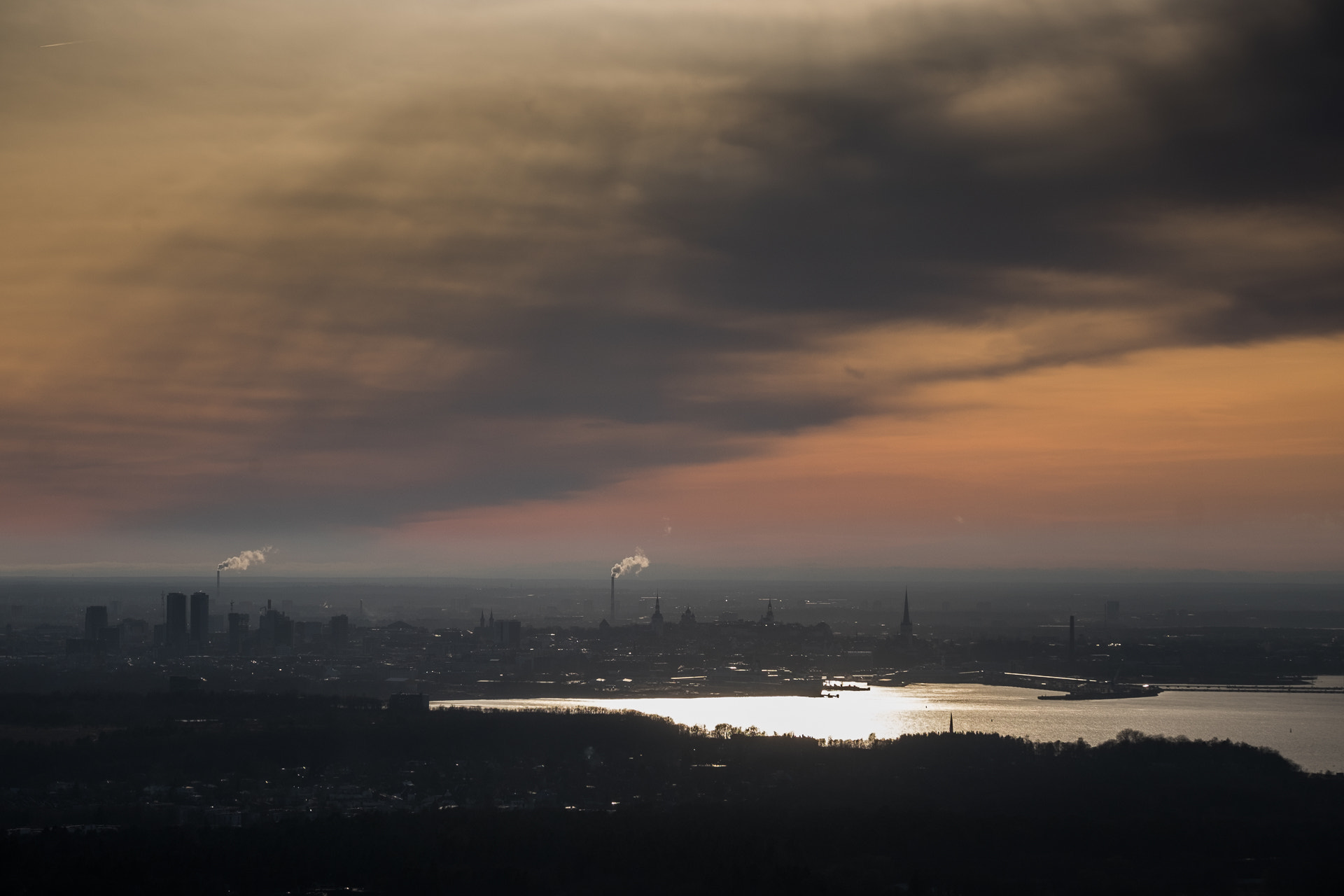 Fujifilm X-E2 + Fujifilm XF 55-200mm F3.5-4.8 R LM OIS sample photo. Smoked city photography
