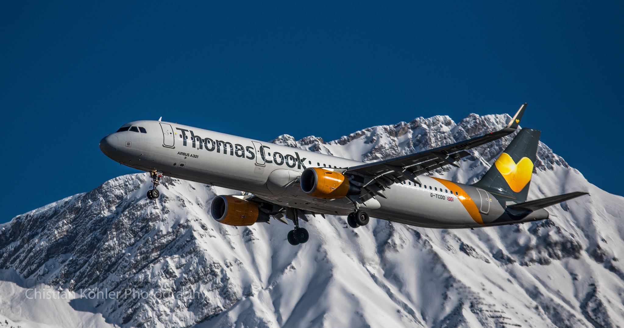 Sigma 70-200mm F2.8 EX DG OS HSM sample photo. Thomas cook in final approach to innsbruck photography
