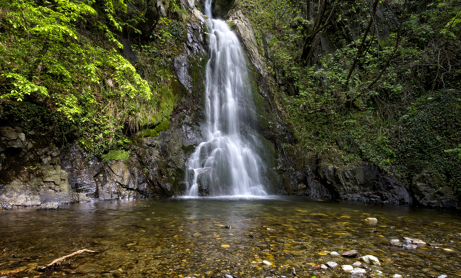 Canon EOS 550D (EOS Rebel T2i / EOS Kiss X4) + Sigma 10-20mm F4-5.6 EX DC HSM sample photo. Waterfall photography