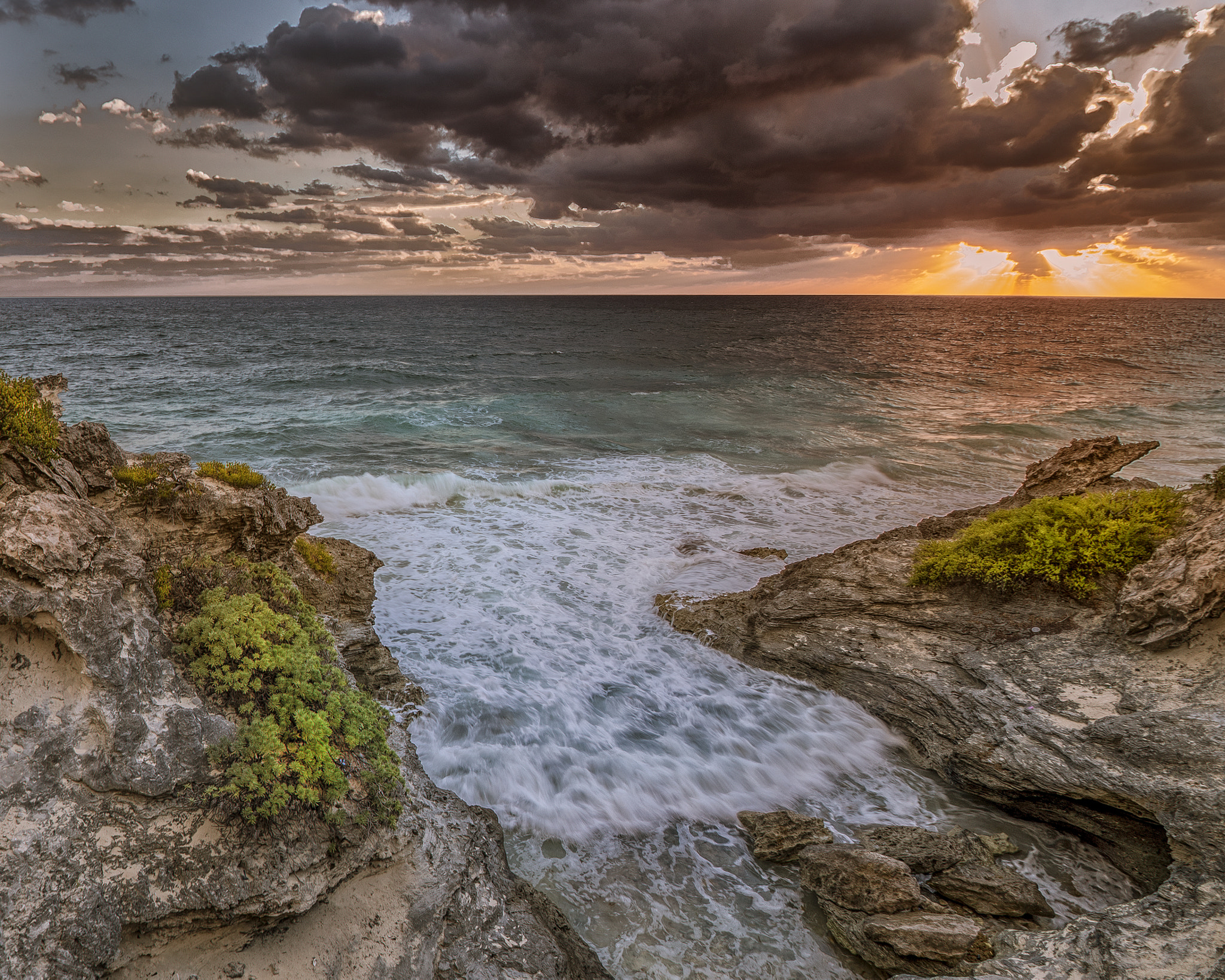 Nikon D5500 sample photo. Tide and rocks photography