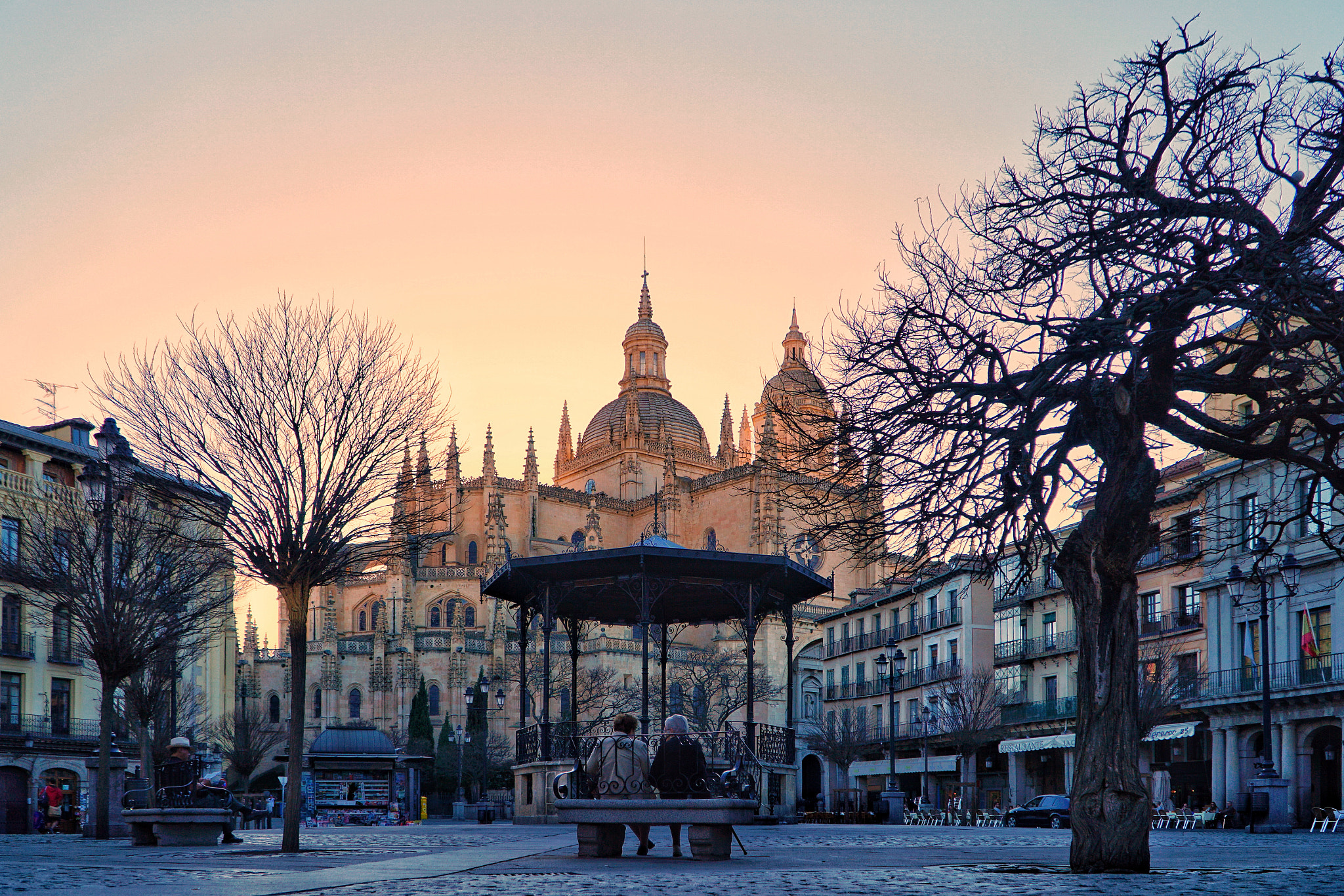 Sony a6500 + Sony E PZ 18-105mm F4 G OSS sample photo. Blaue stunde in segovia photography