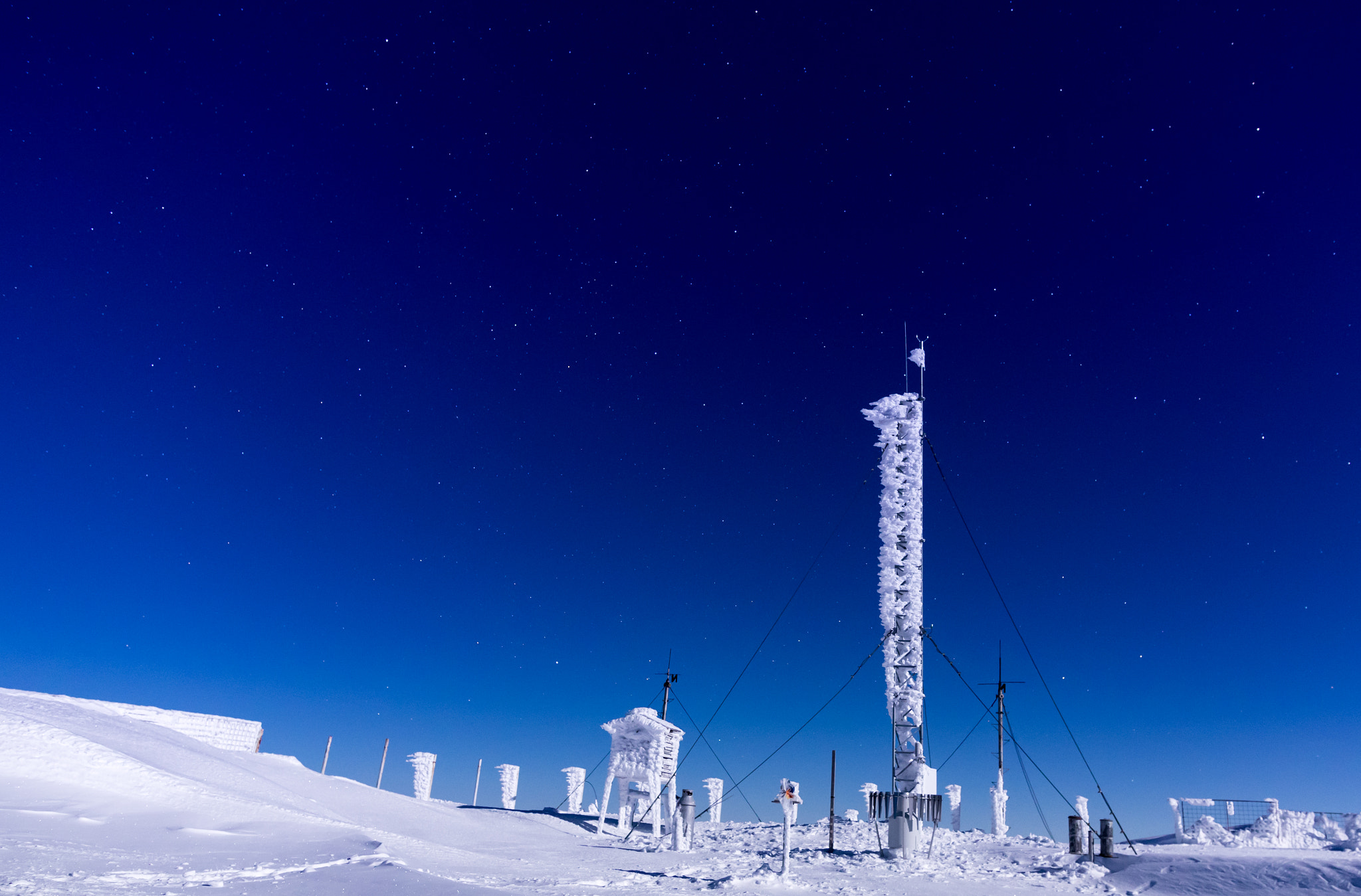 Canon EOS 7D Mark II + Canon EF 16-35mm F2.8L II USM sample photo. The frozen meteorological station photography