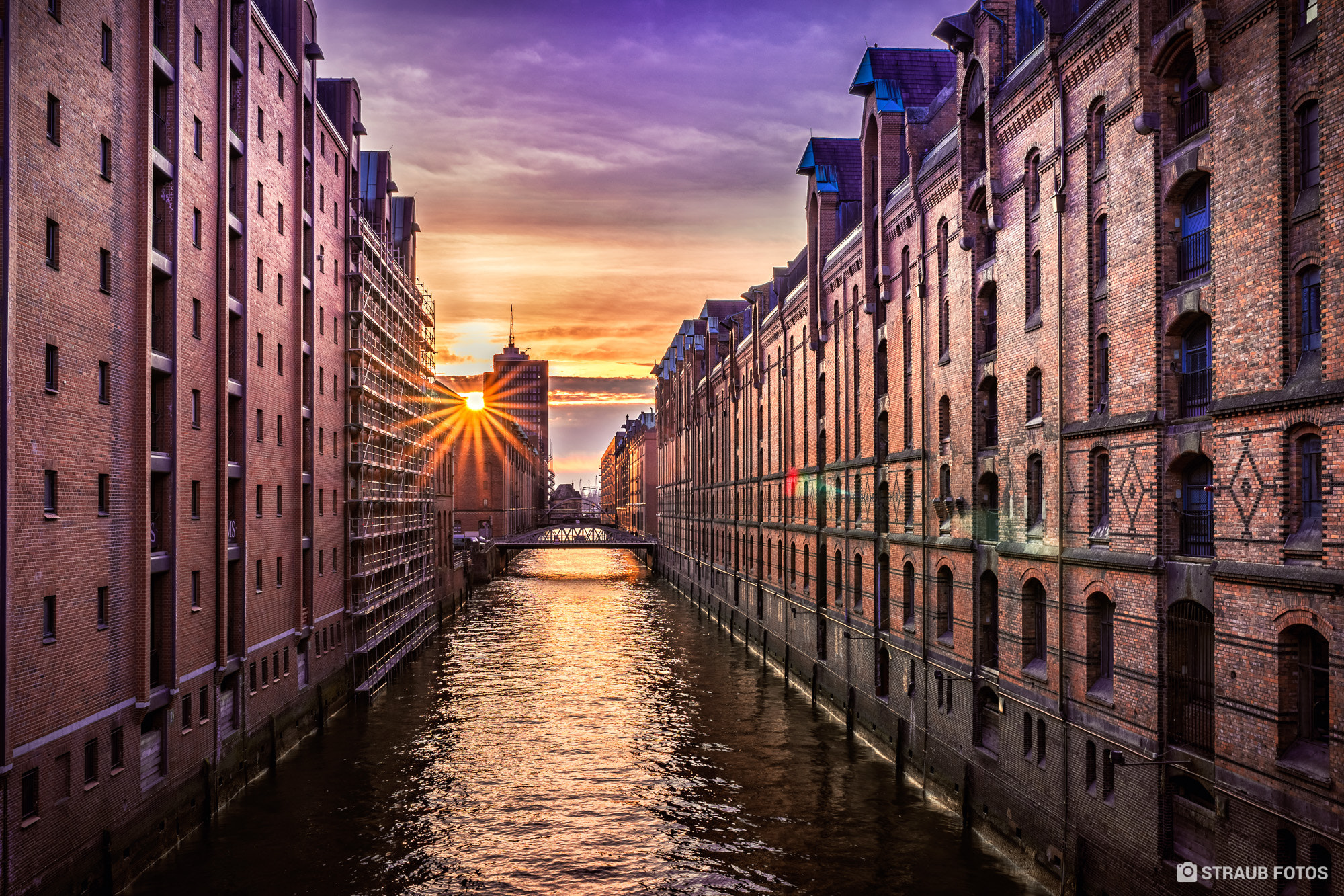 Sony a7 II + Sony Distagon T* FE 35mm F1.4 ZA sample photo. Sunset in the hamburger speicherstadt photography