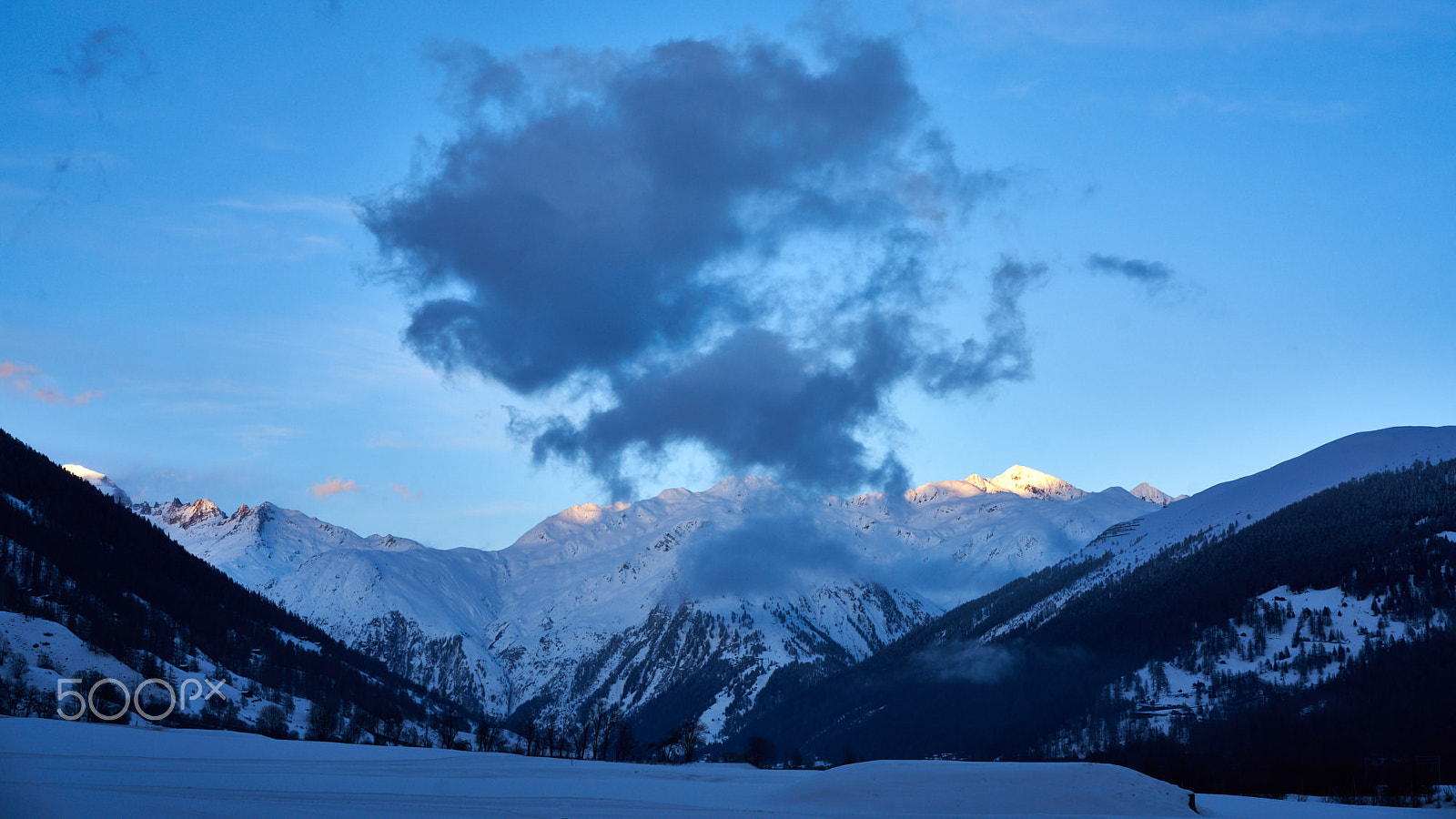 Sony Sonnar T* FE 55mm F1.8 ZA sample photo. Last sunrays on mountain top photography