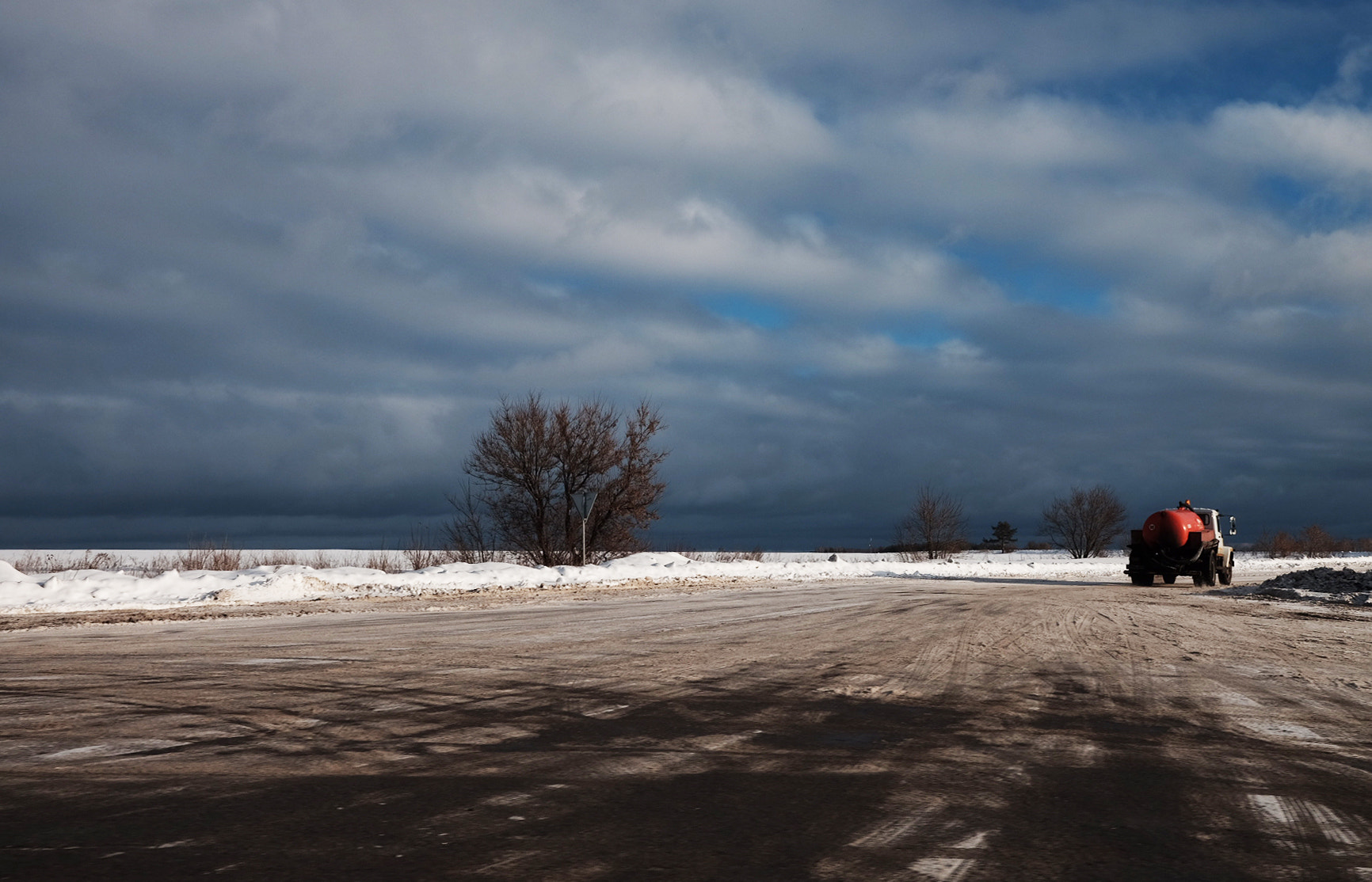 Fujifilm X-T10 + Fujifilm XF 23mm F2 R WR sample photo. Gasoline tanker photography