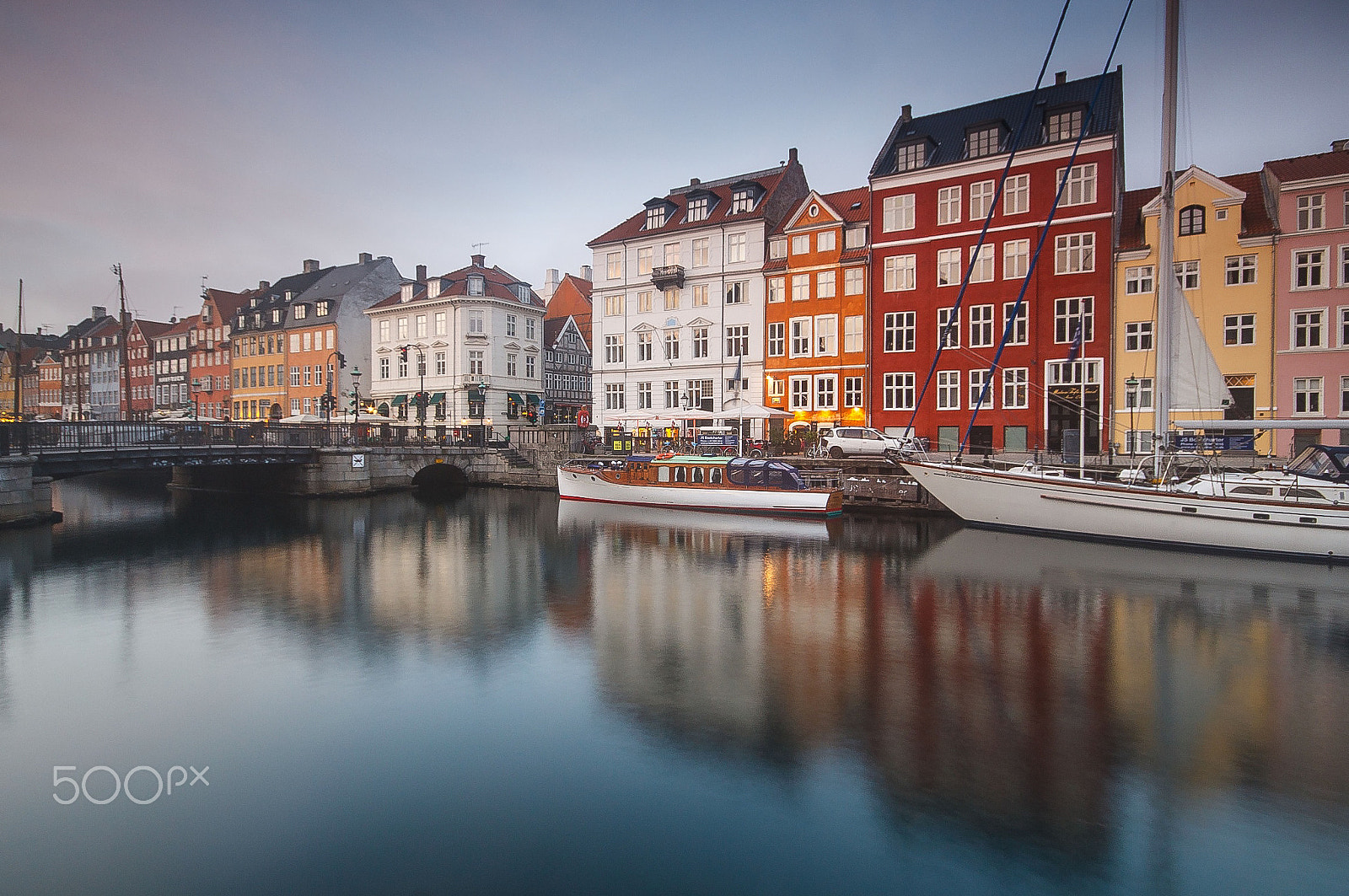 Canon EOS 50D + Sigma 10-20mm F4-5.6 EX DC HSM sample photo. Dusk at nyhavn photography