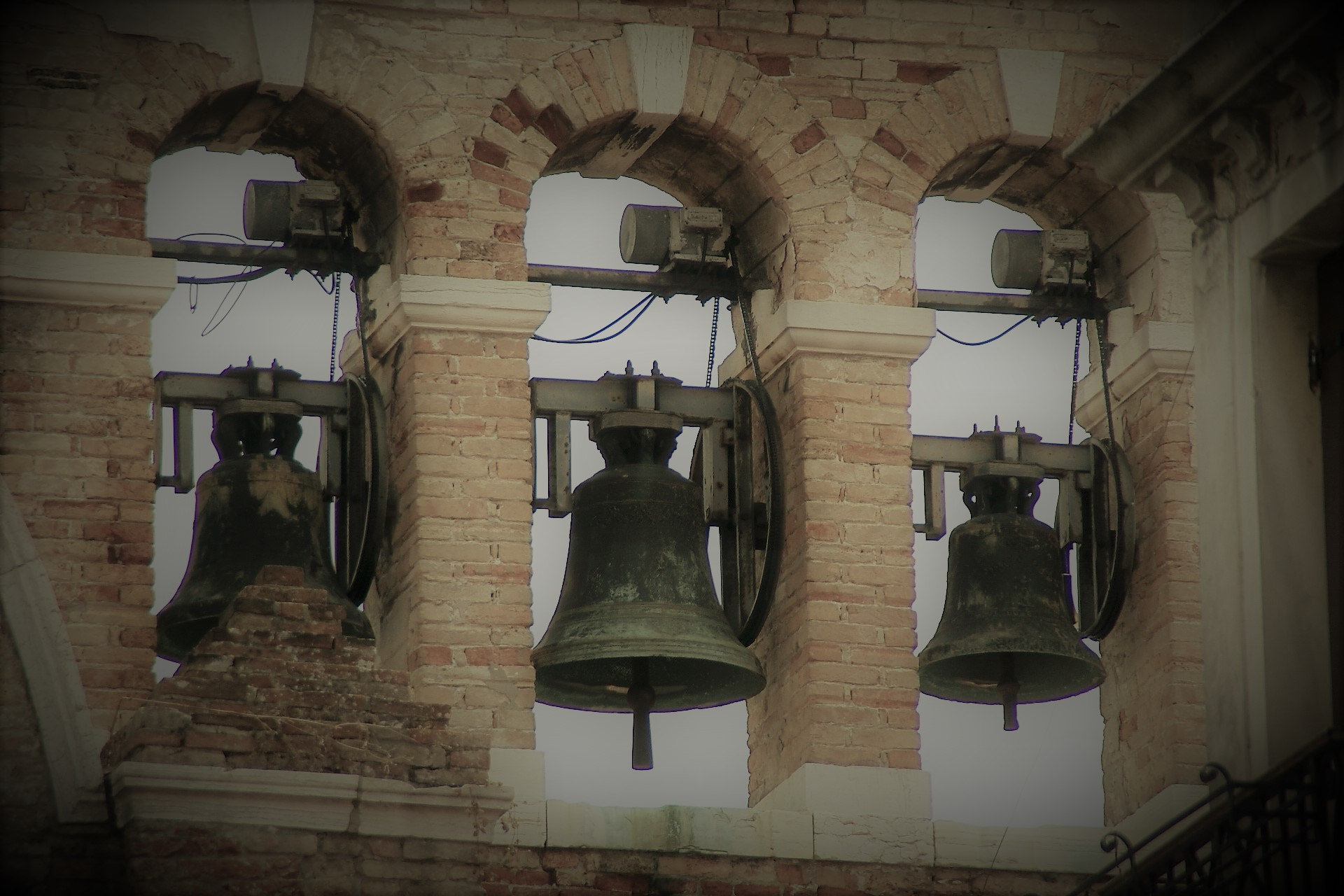 Sony Alpha DSLR-A100 sample photo. And then the bells will announce a return photography