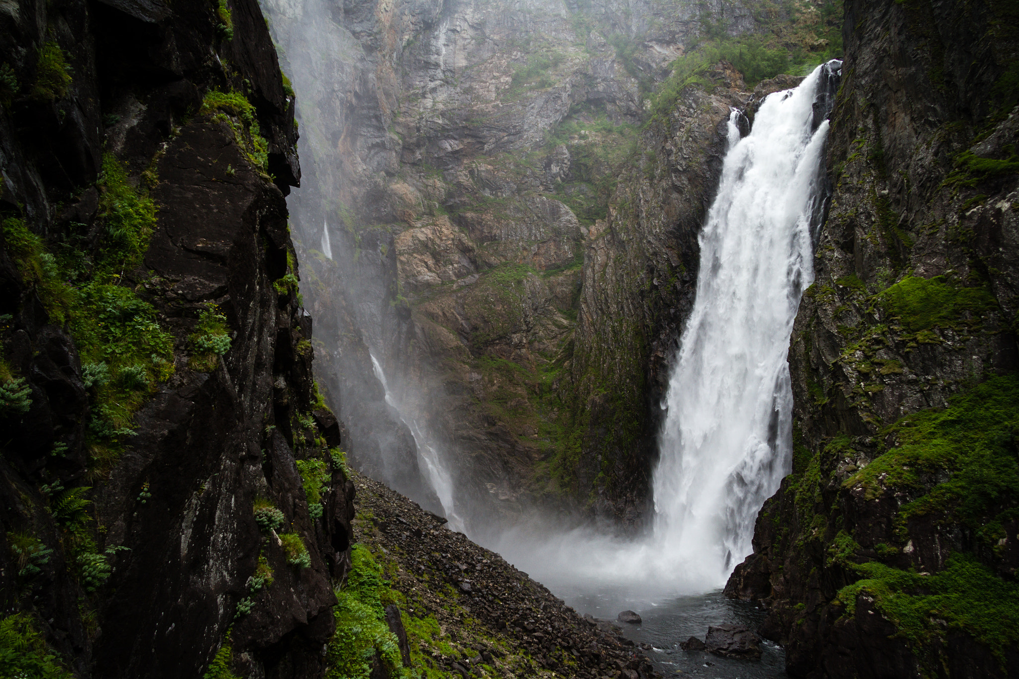 Canon EF-S 17-85mm F4-5.6 IS USM sample photo. Voringfoss from the base photography
