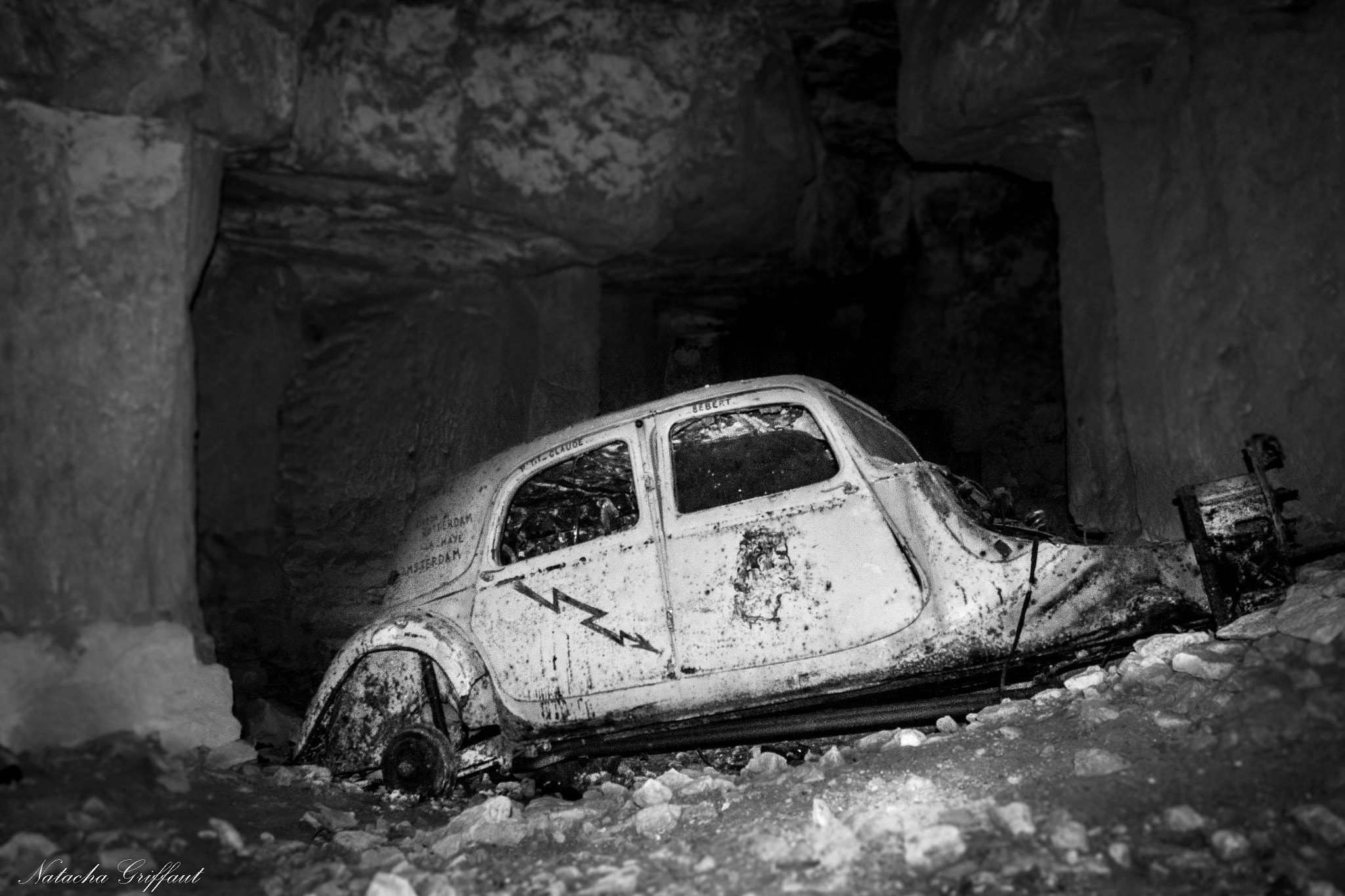 Canon EOS 550D (EOS Rebel T2i / EOS Kiss X4) sample photo. Wreck car in a cave photography