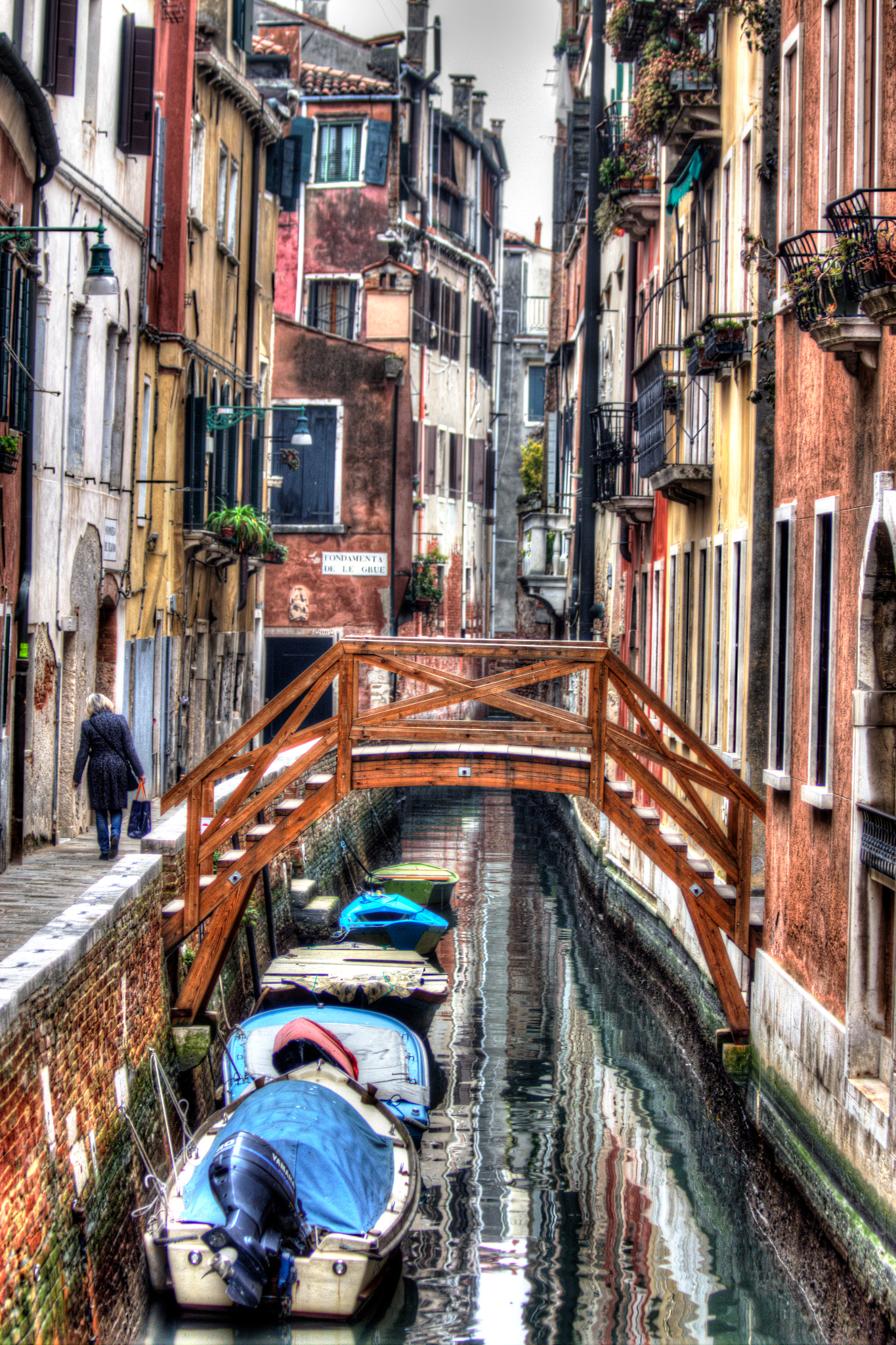 Canon EF 70-300mm F4-5.6 IS USM sample photo. Venice streets photography