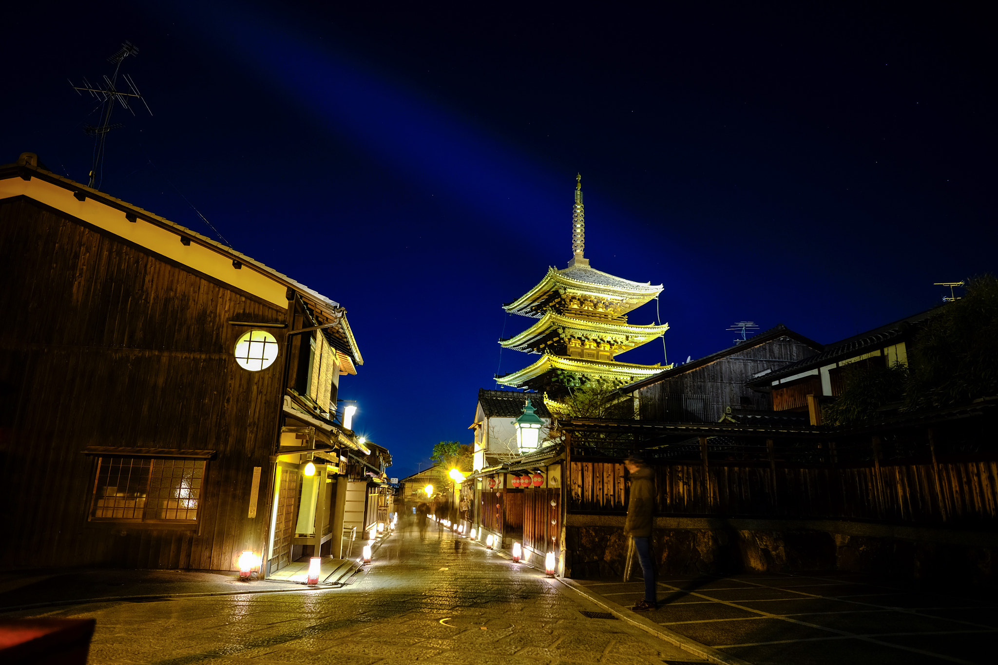 Fujifilm X-T10 + Fujifilm XF 14mm F2.8 R sample photo. Ilminated street at higashiyama, kyoto, japan. photography