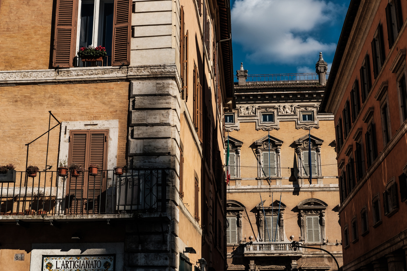 Fujifilm X-Pro2 + Fujifilm XF 35mm F2 R WR sample photo. Shutters roma photography