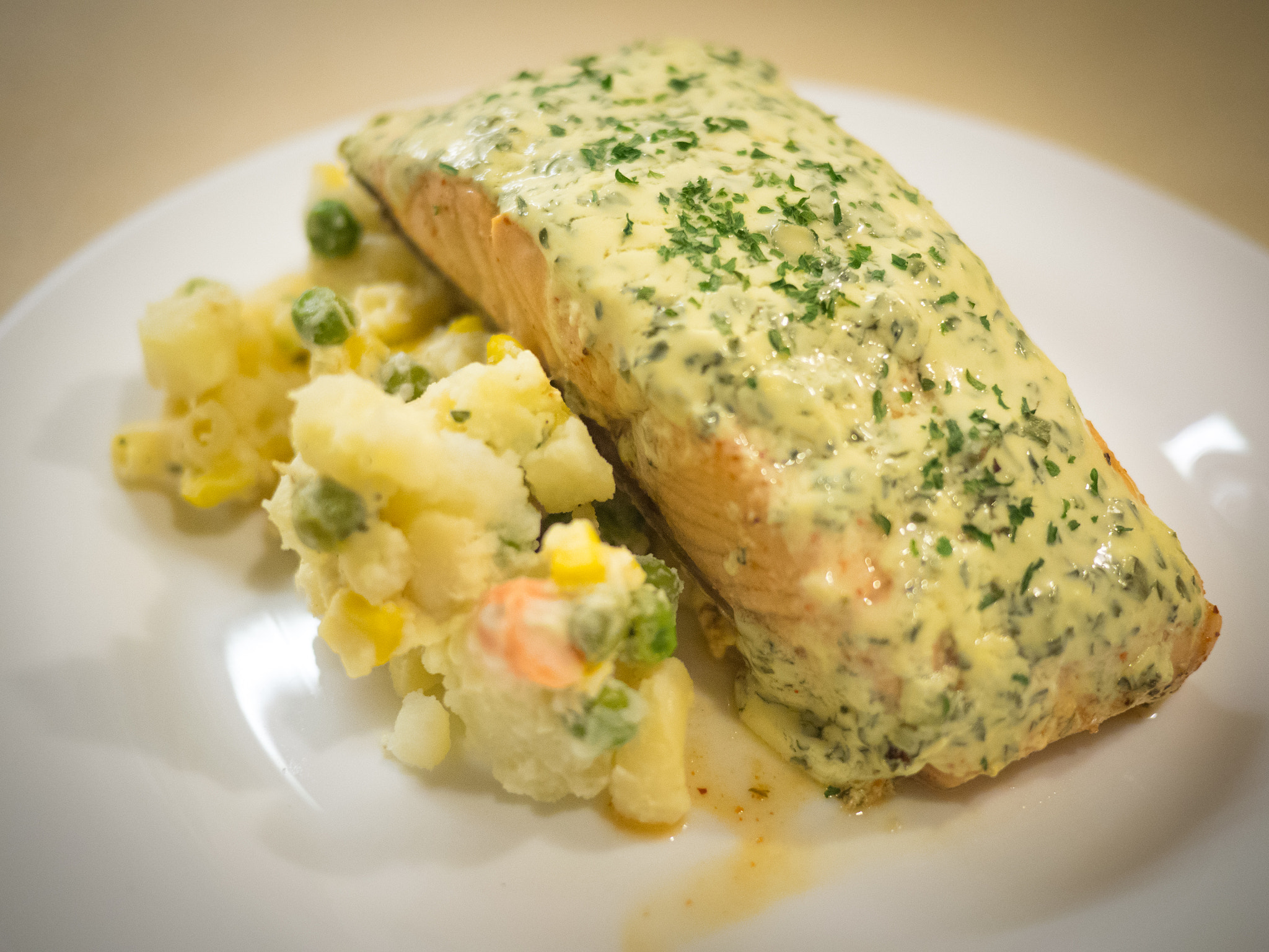 Olympus OM-D E-M5 II + LUMIX G 20/F1.7 II sample photo. Baked salmon with herbed yoghurt photography