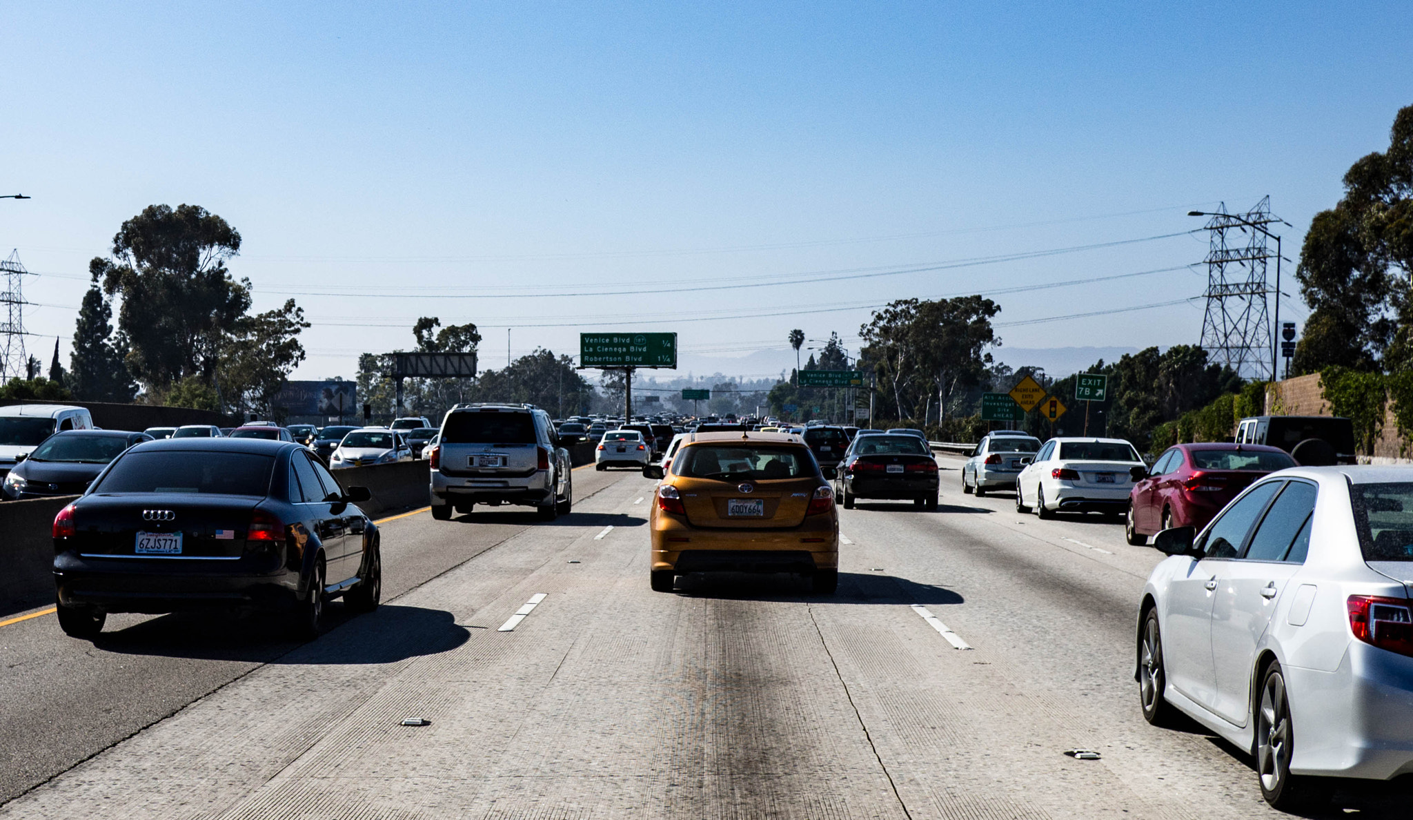 Olympus OM-D E-M10 + LUMIX G 20/F1.7 II sample photo. La traffic photography