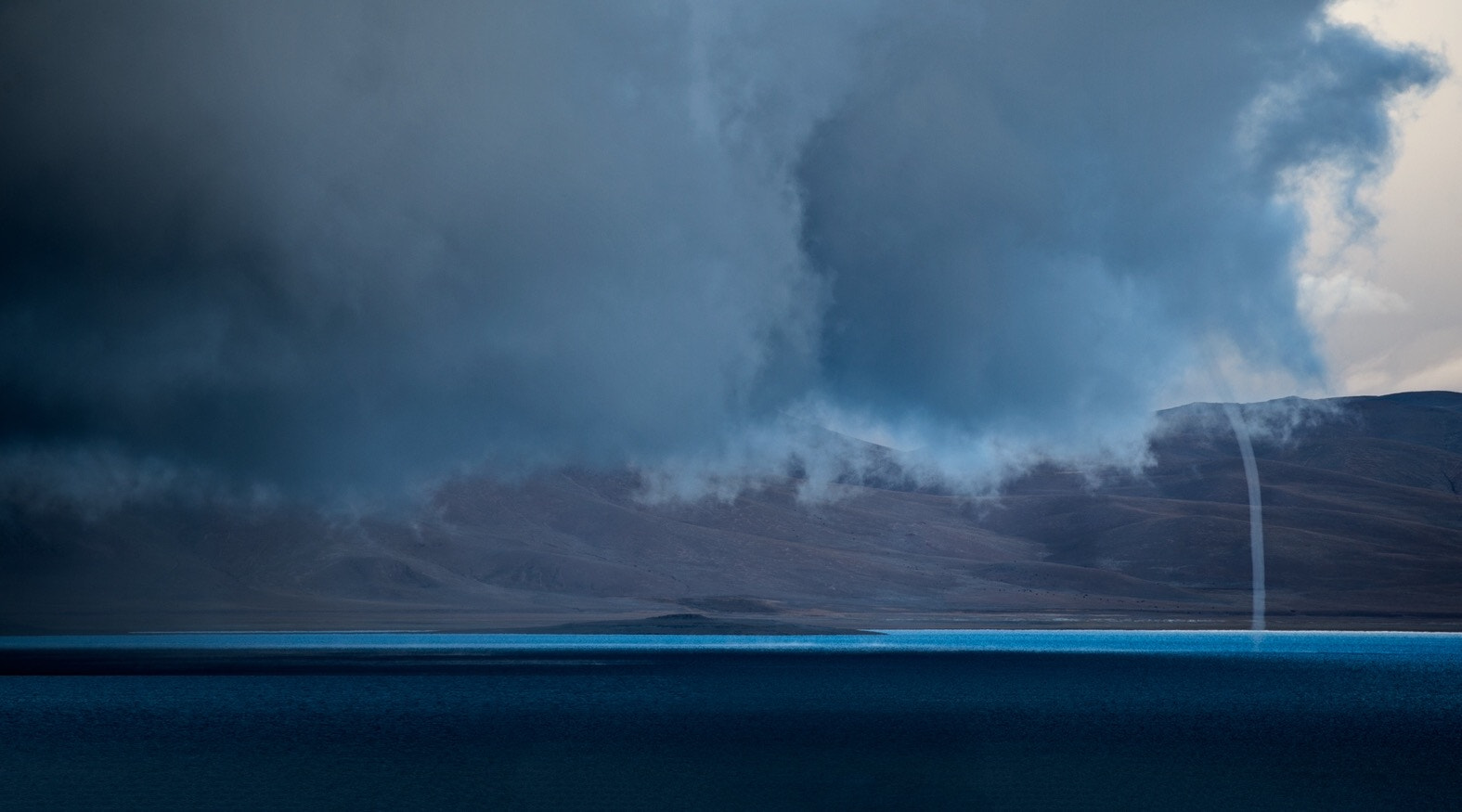 Nikon D4 sample photo. The namtso-3 water absorption photography