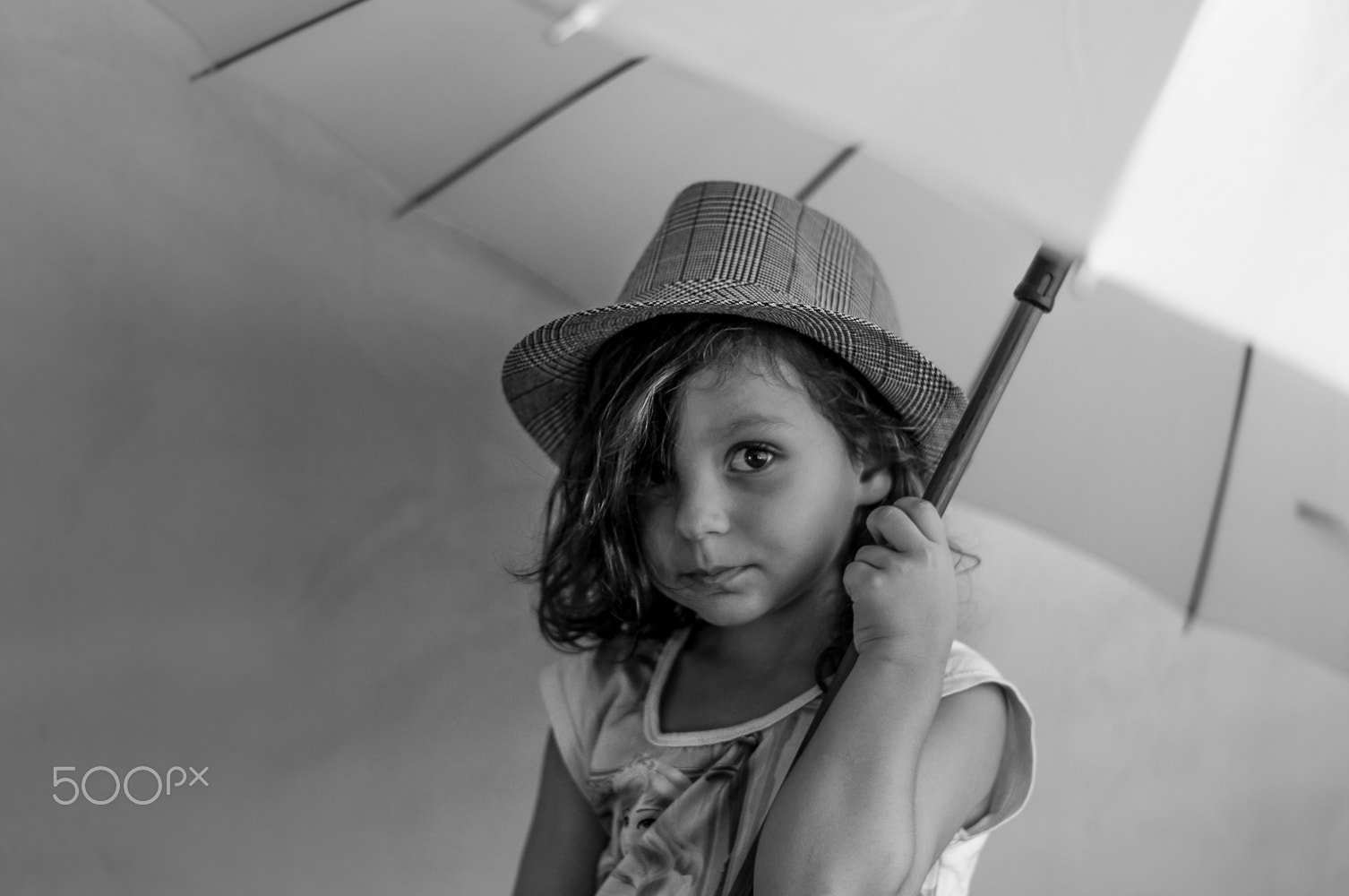 Nikon D5000 + Nikon AF-S Nikkor 50mm F1.8G sample photo. The little girl with the umbrella. photography
