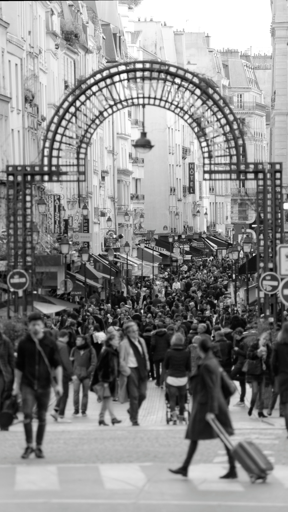 Sigma 50-150mm F2.8 EX APO DC HSM sample photo. Rue montorgueil photography