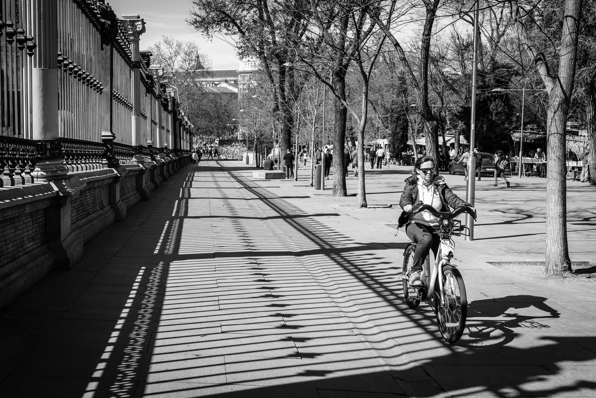 E 35mm F2 sample photo. Circulando por railes photography