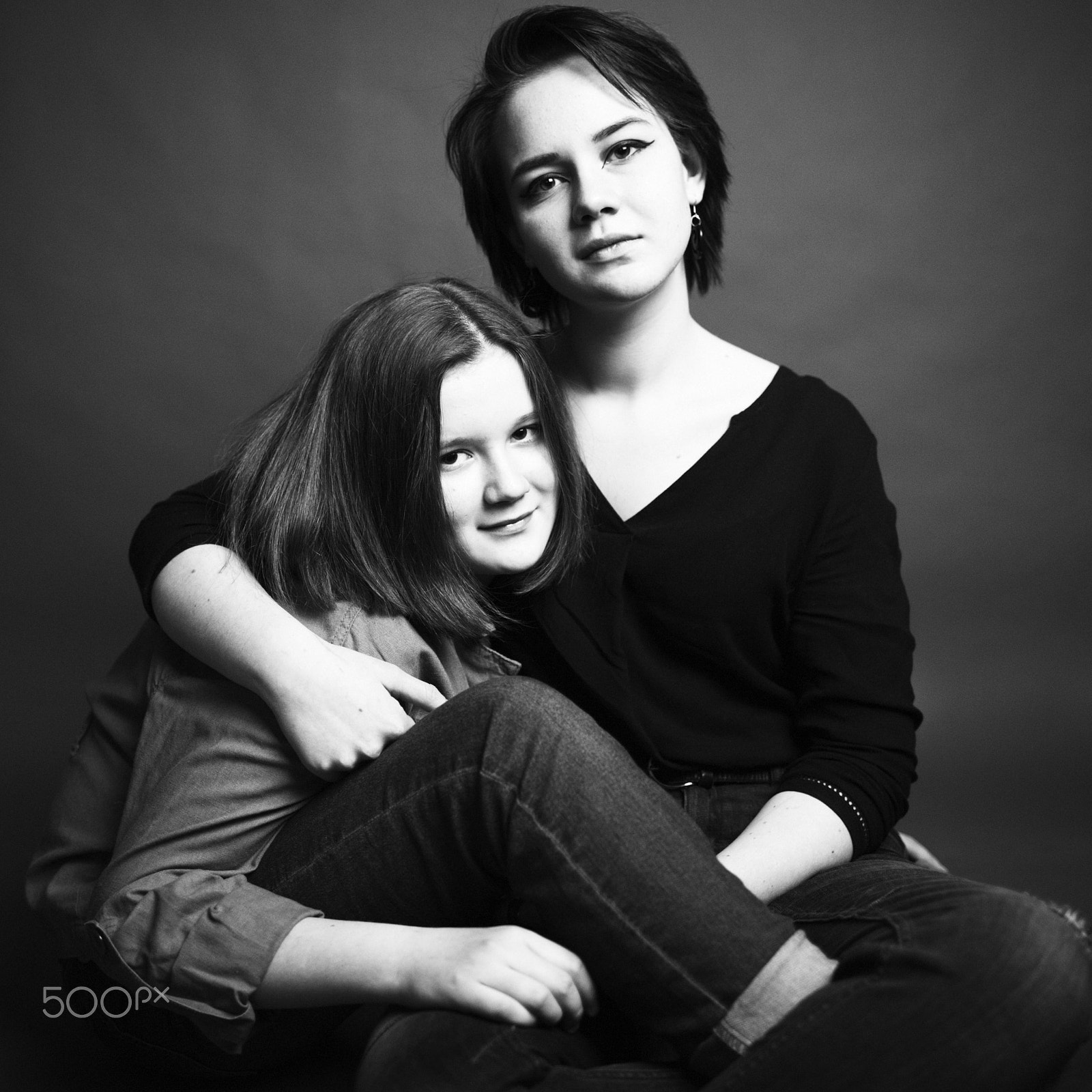 Canon EF 35mm F1.4L USM sample photo. Sisters portrait photography