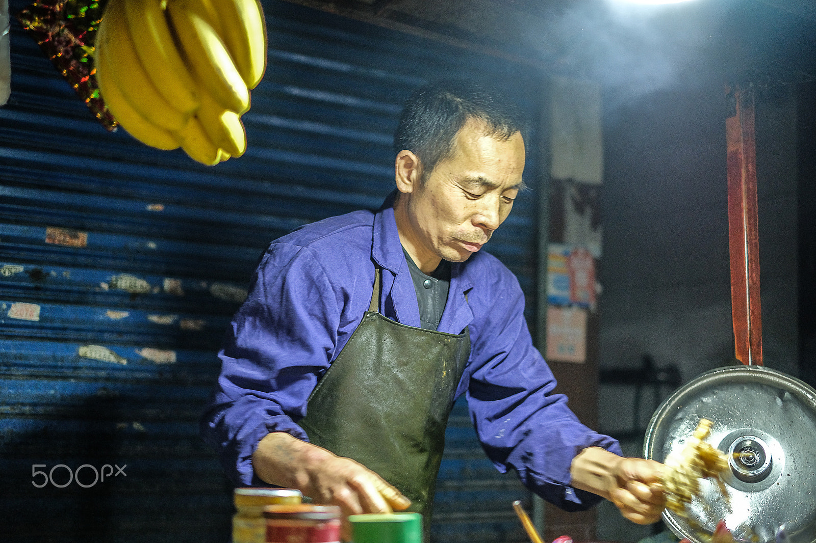 Fujifilm X-Pro2 + Fujifilm XF 35mm F1.4 R sample photo. Master chef at the night market photography