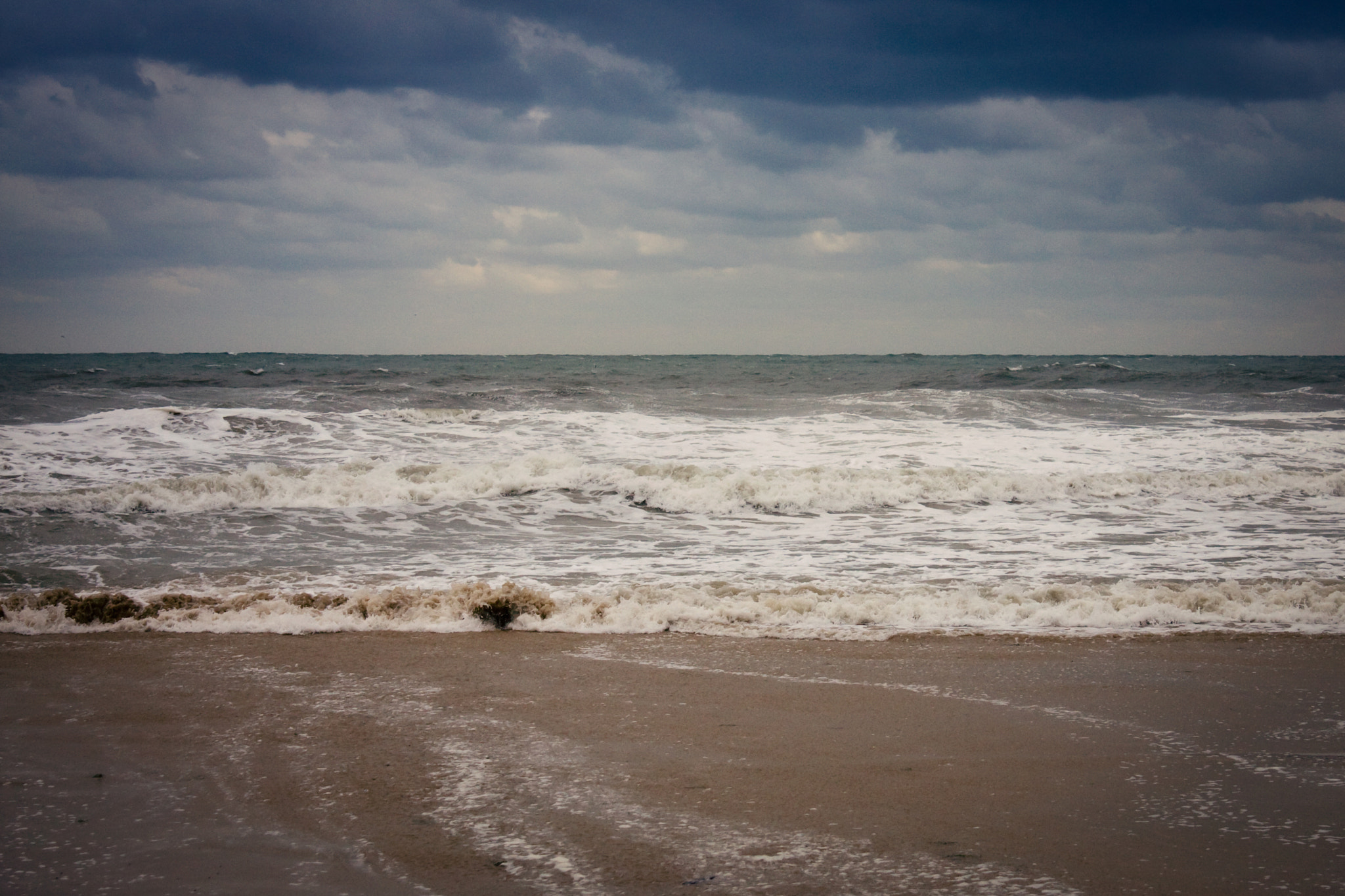 Canon EOS 40D + Canon EF-S 18-55mm F3.5-5.6 IS sample photo. Only the sea say... photography