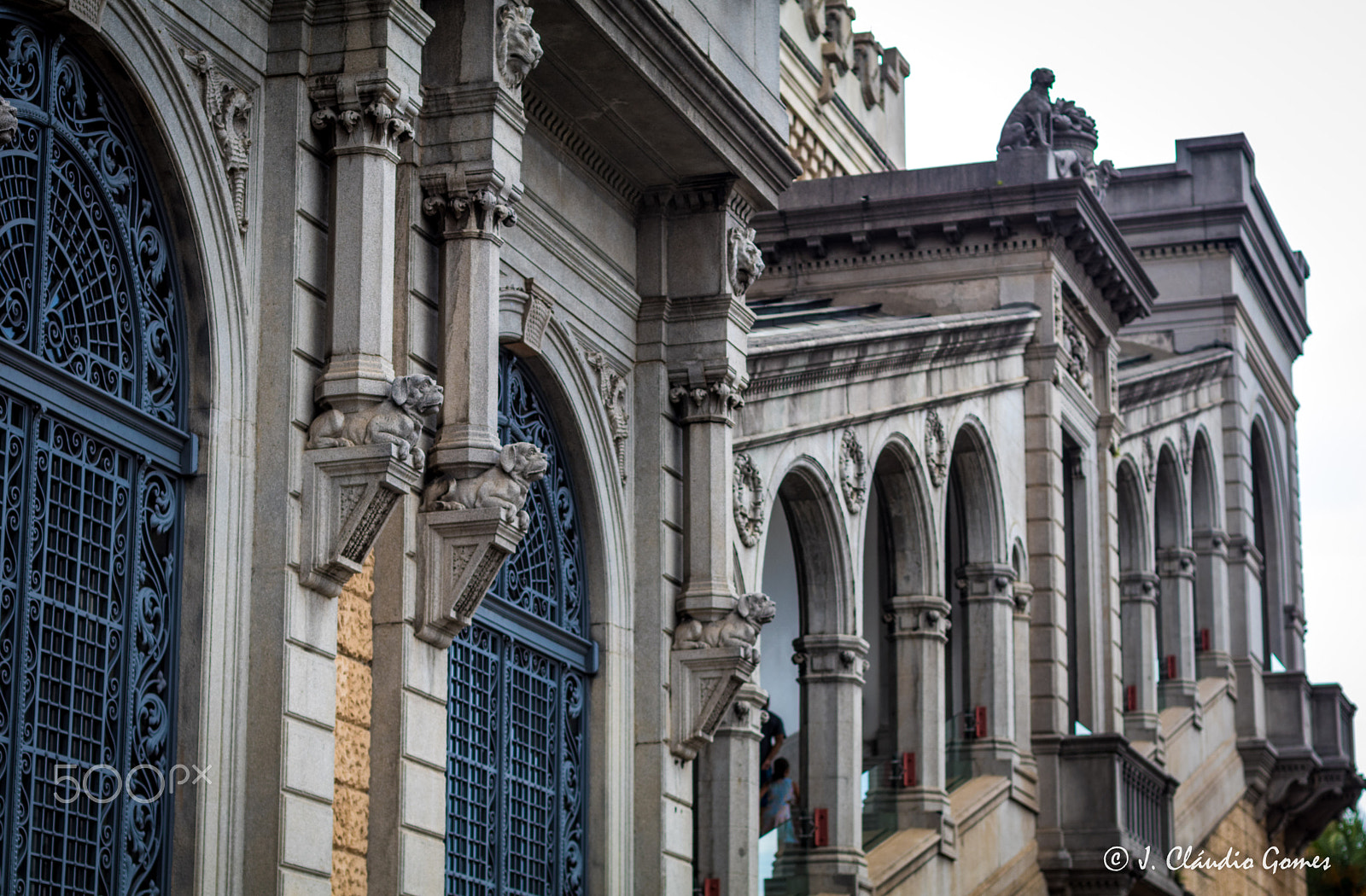 Canon EOS 80D + Canon EF 50mm F1.4 USM sample photo. Palace's facade photography