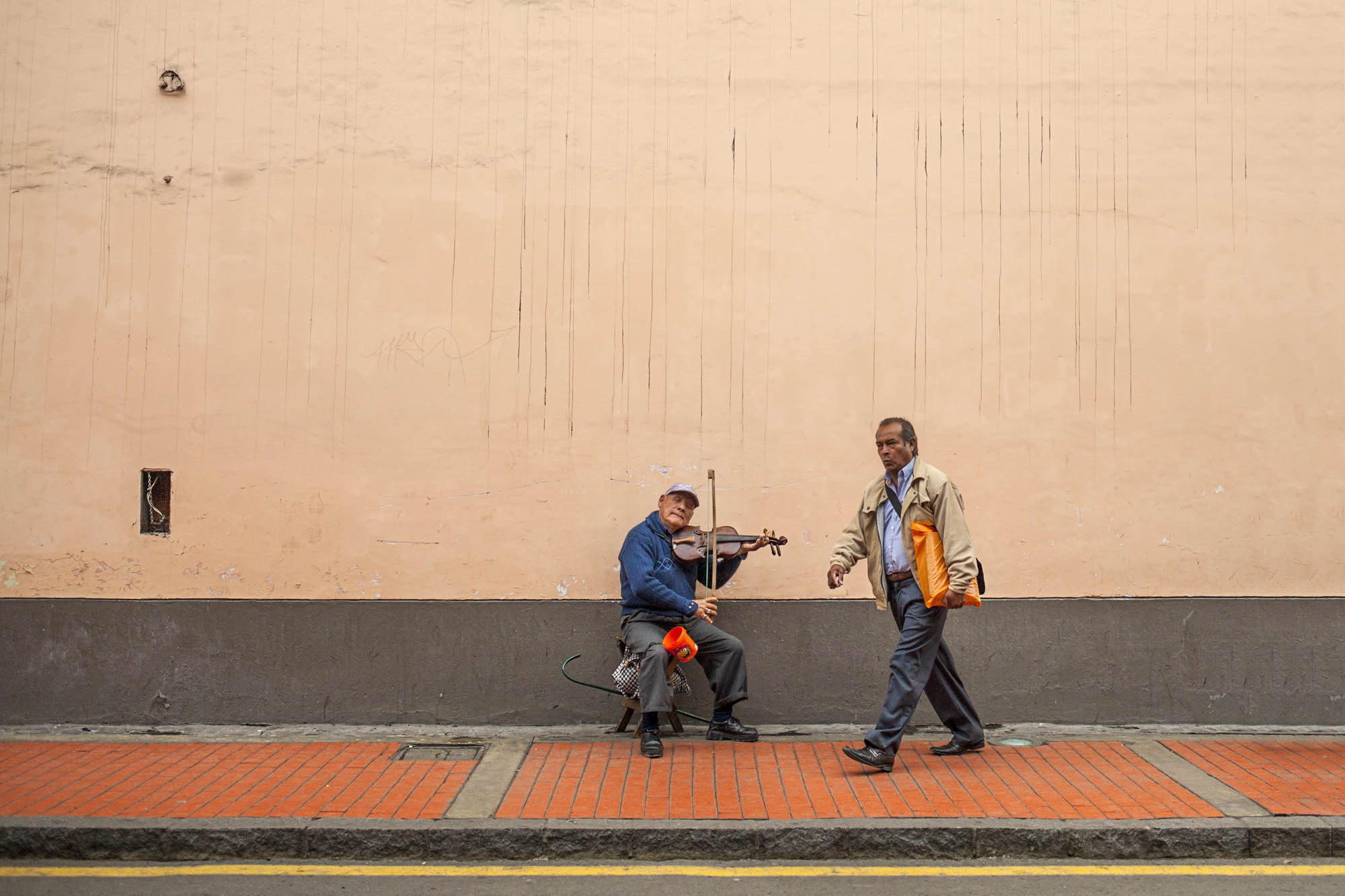 Canon EF 35mm F2 IS USM sample photo. Lima streets photography