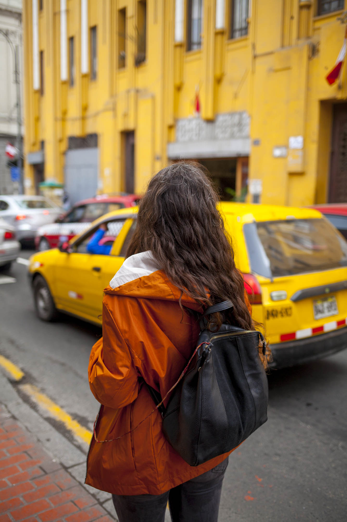 Canon EF 35mm F2 IS USM sample photo. Lima streets photography