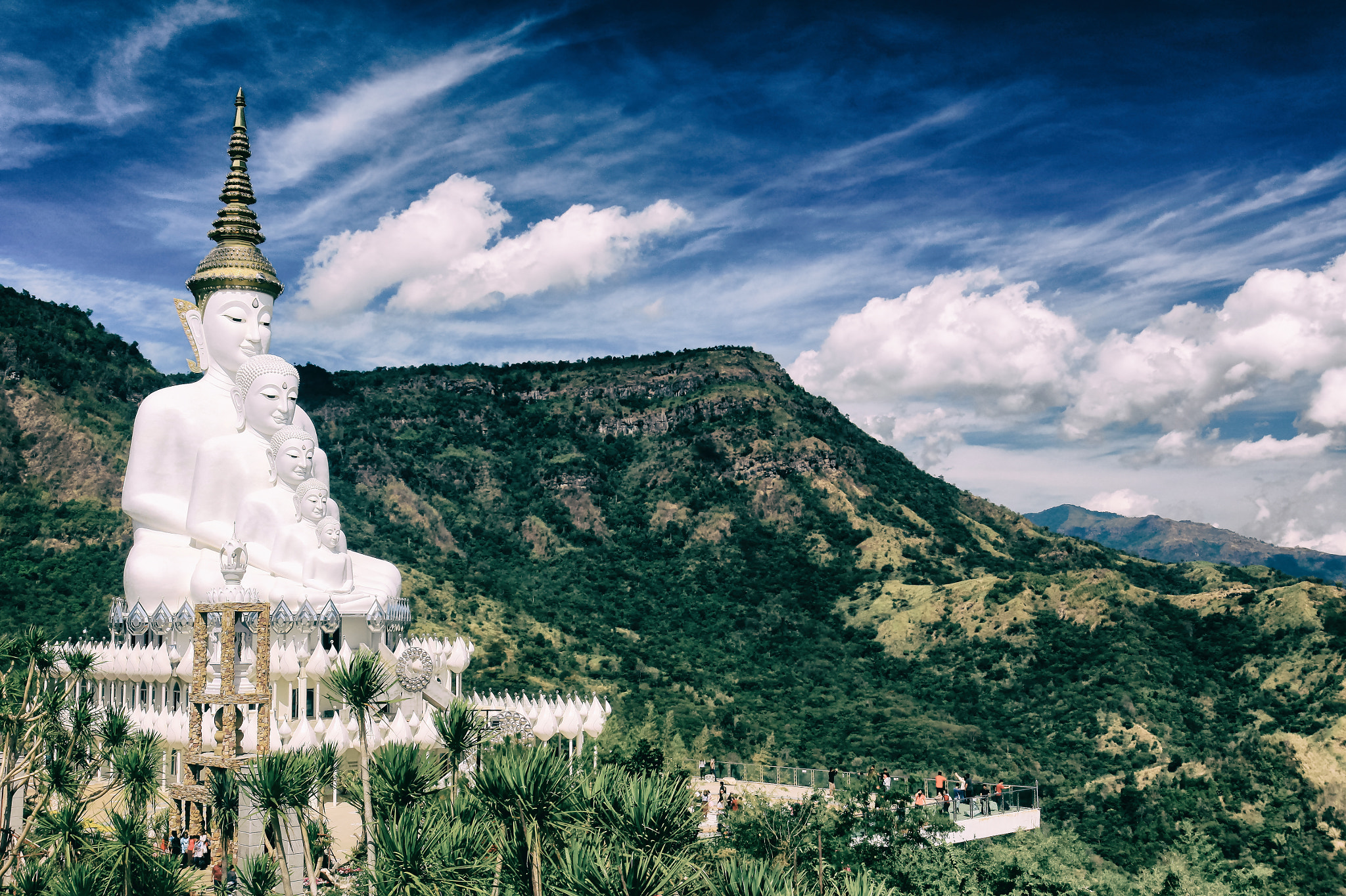 Canon EOS 50D + Canon EF 17-40mm F4L USM sample photo. Place of worship of buddhists the temple is a buddhist tewat pra photography