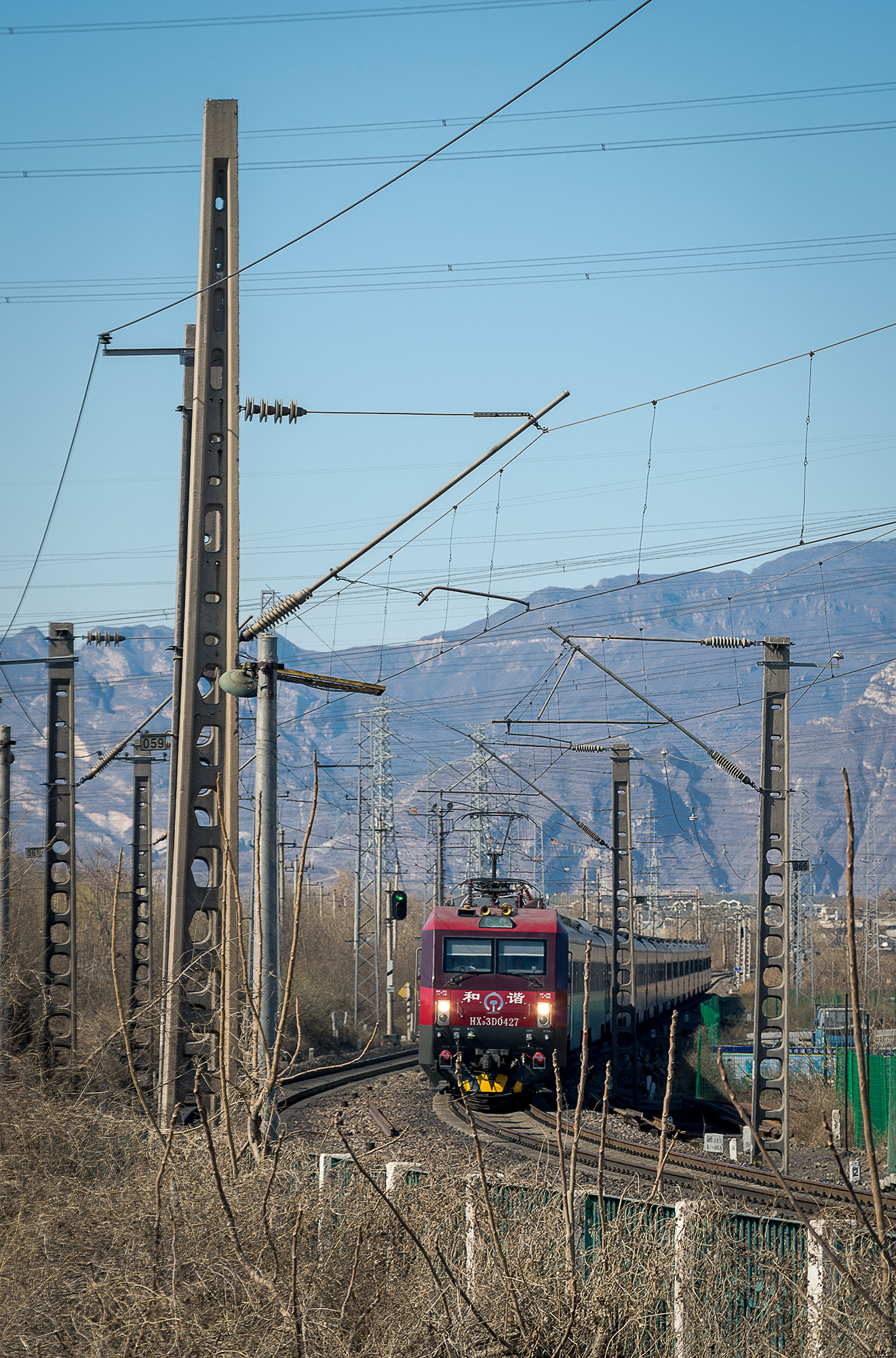 Nikon AF-S Nikkor 70-200mm F4G ED VR sample photo. Train approaches photography