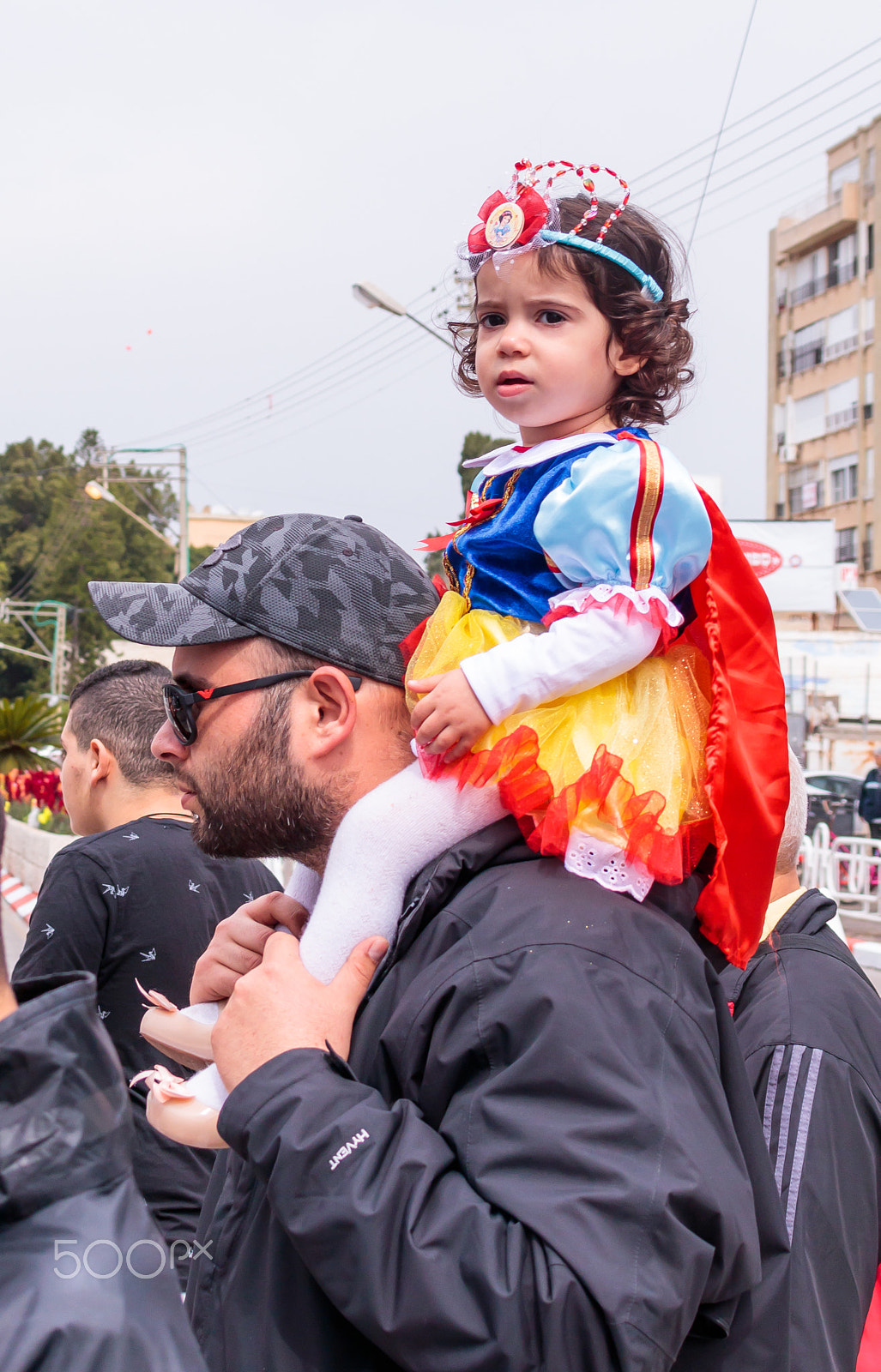 Canon EOS 80D + Canon EF 75-300mm F4.0-5.6 IS USM sample photo. Girl dressed like a princess, sits on her father's shoulders photography