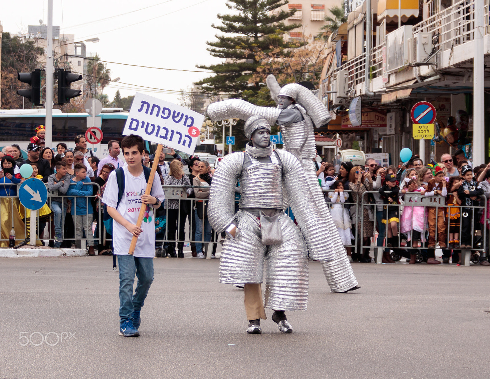 Canon EF 75-300mm F4.0-5.6 IS USM sample photo. Participants at carnival dressed in robots are walking along str photography