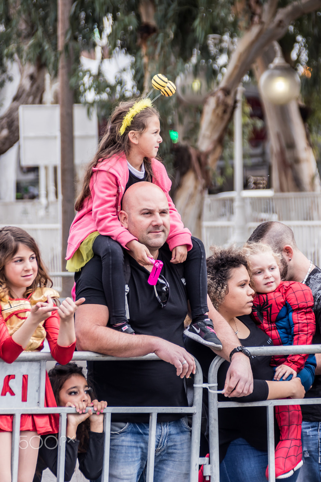 Canon EF 75-300mm F4.0-5.6 IS USM sample photo. Girl dressed like a bee, sits on her father's shoulders photography
