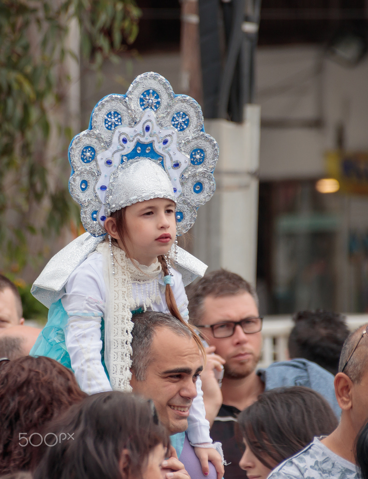 Canon EF 75-300mm F4.0-5.6 IS USM sample photo. Girl dressed like a princess, sits on her father's shoulders photography