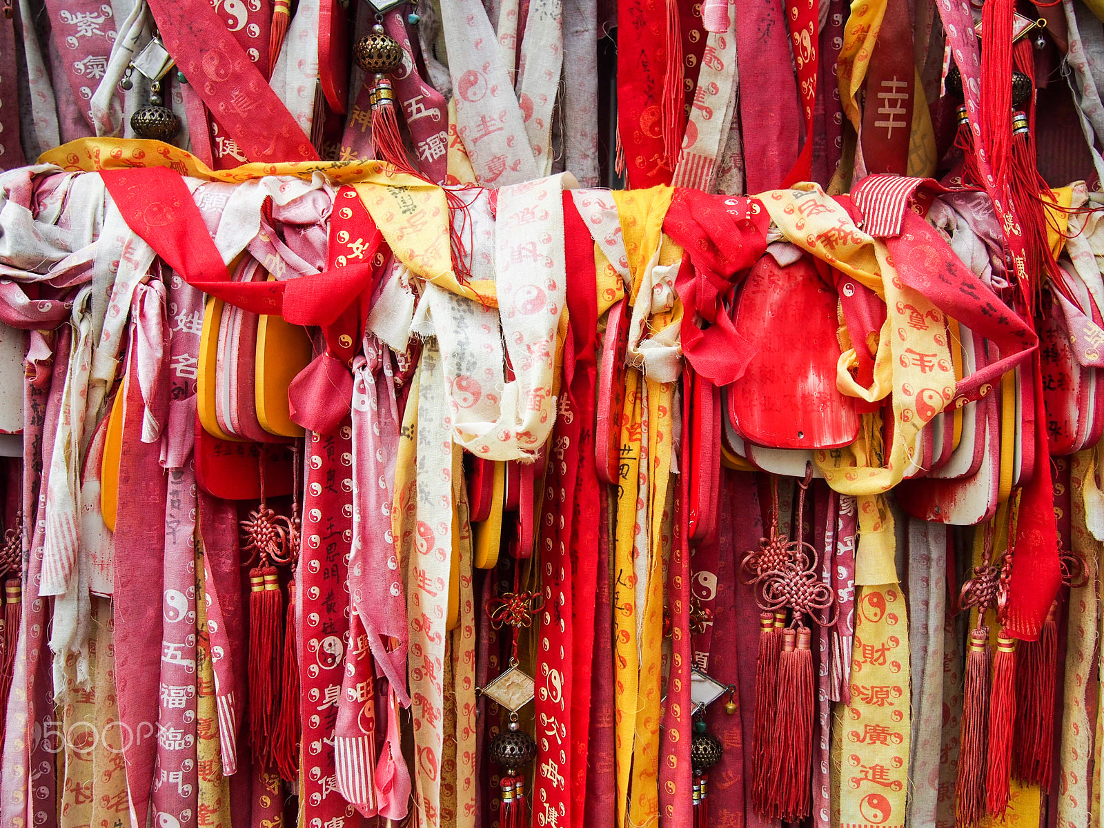 Olympus OM-D E-M5 + Olympus M.Zuiko Digital 14-42mm F3.5-5.6 II R sample photo. Ribbons at a temple in dali china photography