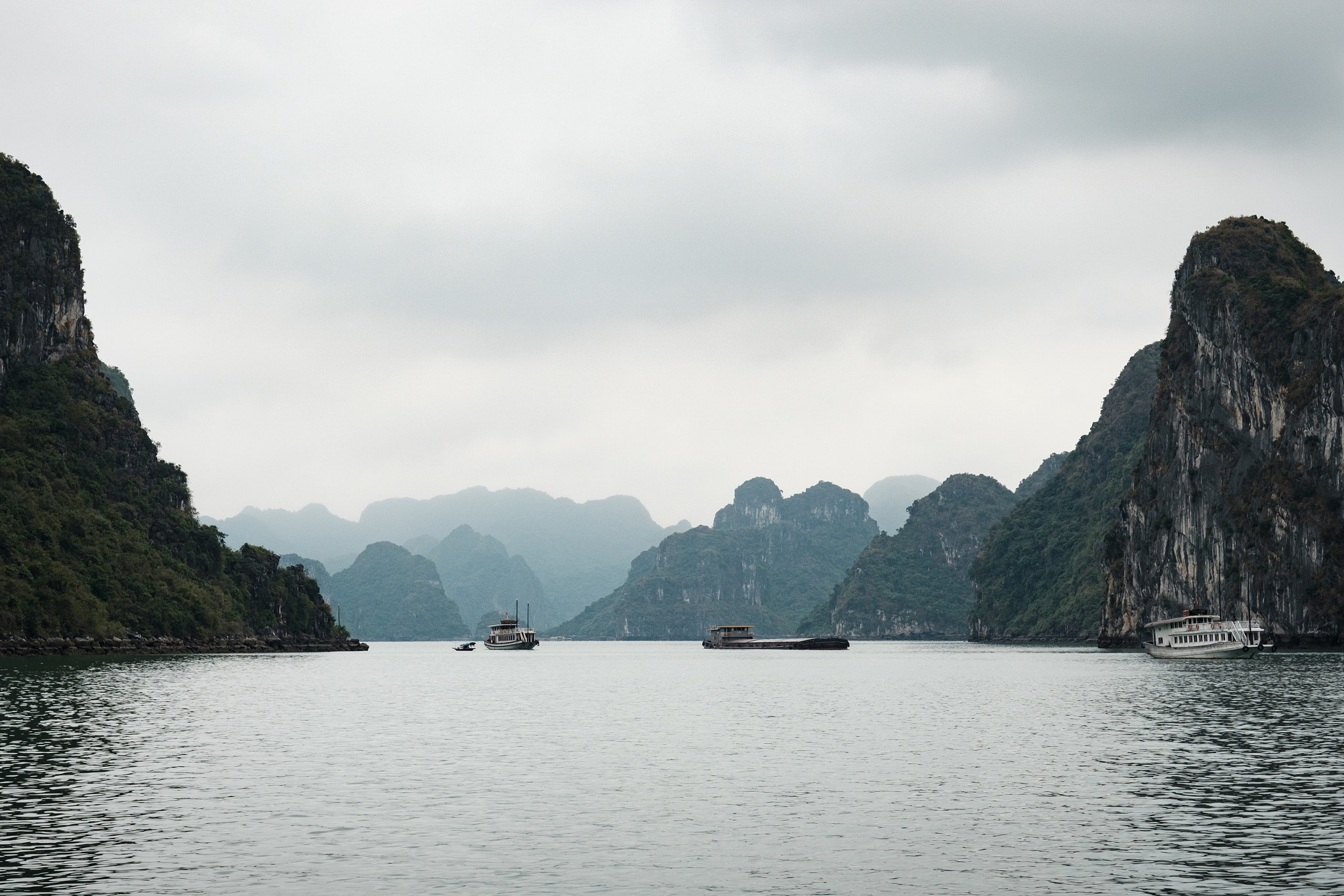 Fujifilm X-T2 + Fujifilm XF 56mm F1.2 R sample photo. Halong bay photography