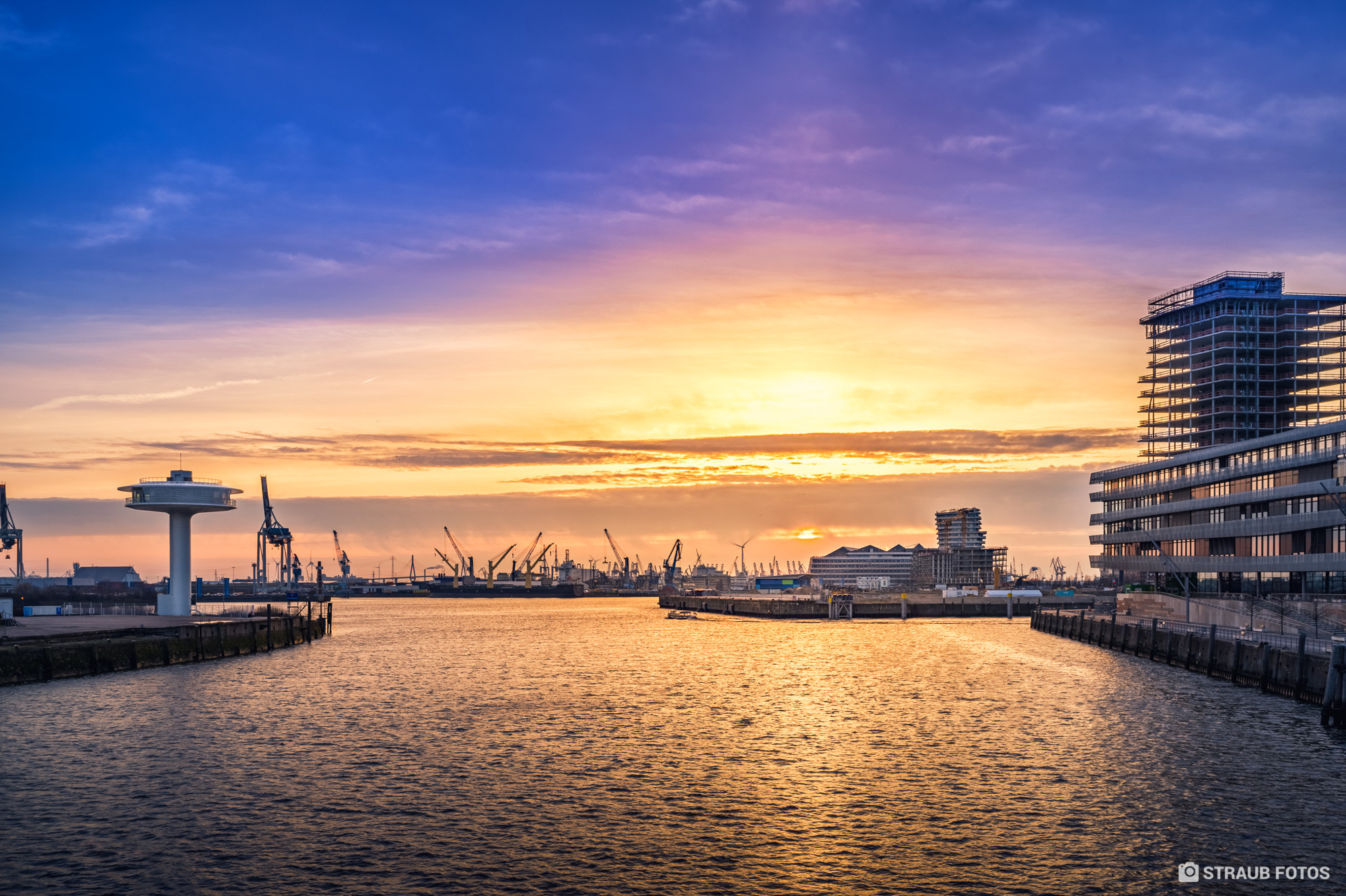 Sony a7 II + Sony Distagon T* FE 35mm F1.4 ZA sample photo. Die sicht von baakenhafen brücke auf die  hafencity beim sonnenuntergang. photography