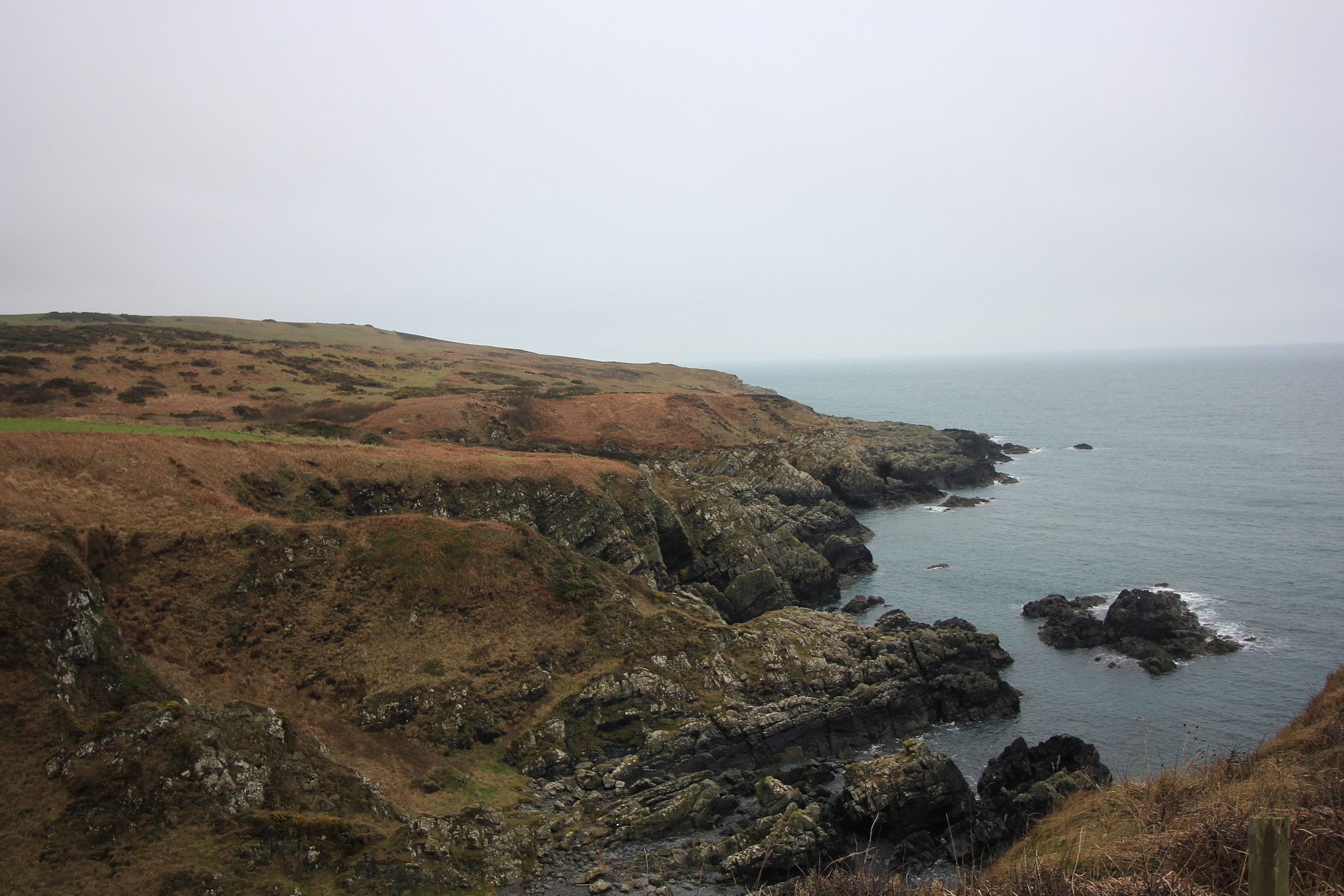 Canon EOS 550D (EOS Rebel T2i / EOS Kiss X4) sample photo. Rocks against the sea photography