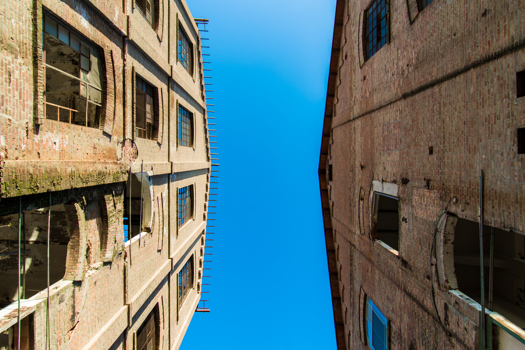 Tokina AT-X Pro 11-16mm F2.8 DX sample photo. Cielo blu e ruderi industriali photography