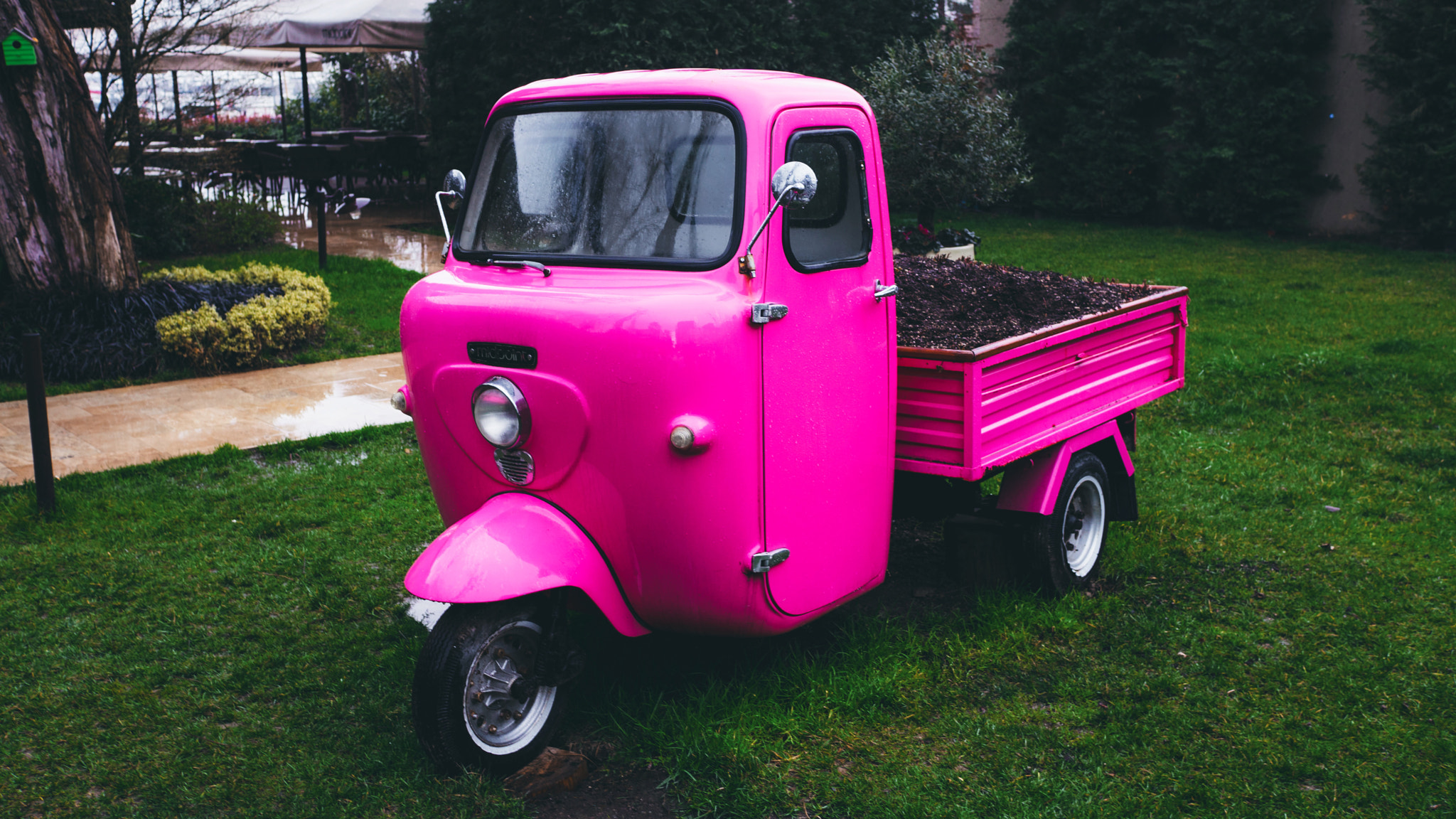 Sony a6300 + Sony Sonnar T* E 24mm F1.8 ZA sample photo. 3 wheel old truck photography