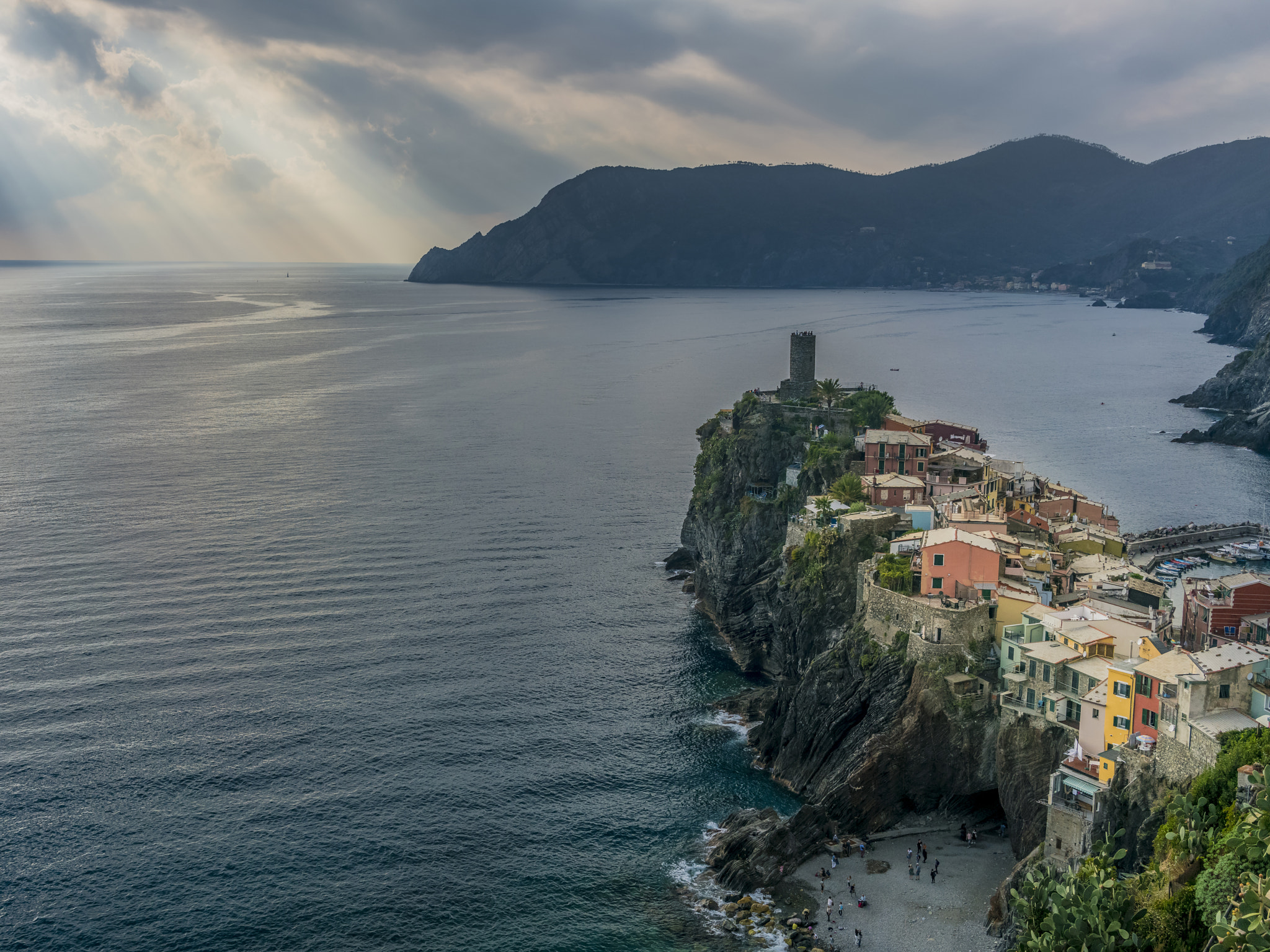 Sony a7R II + Sony Sonnar T* FE 35mm F2.8 ZA sample photo. Sunstreaks overlooking vernazza photography