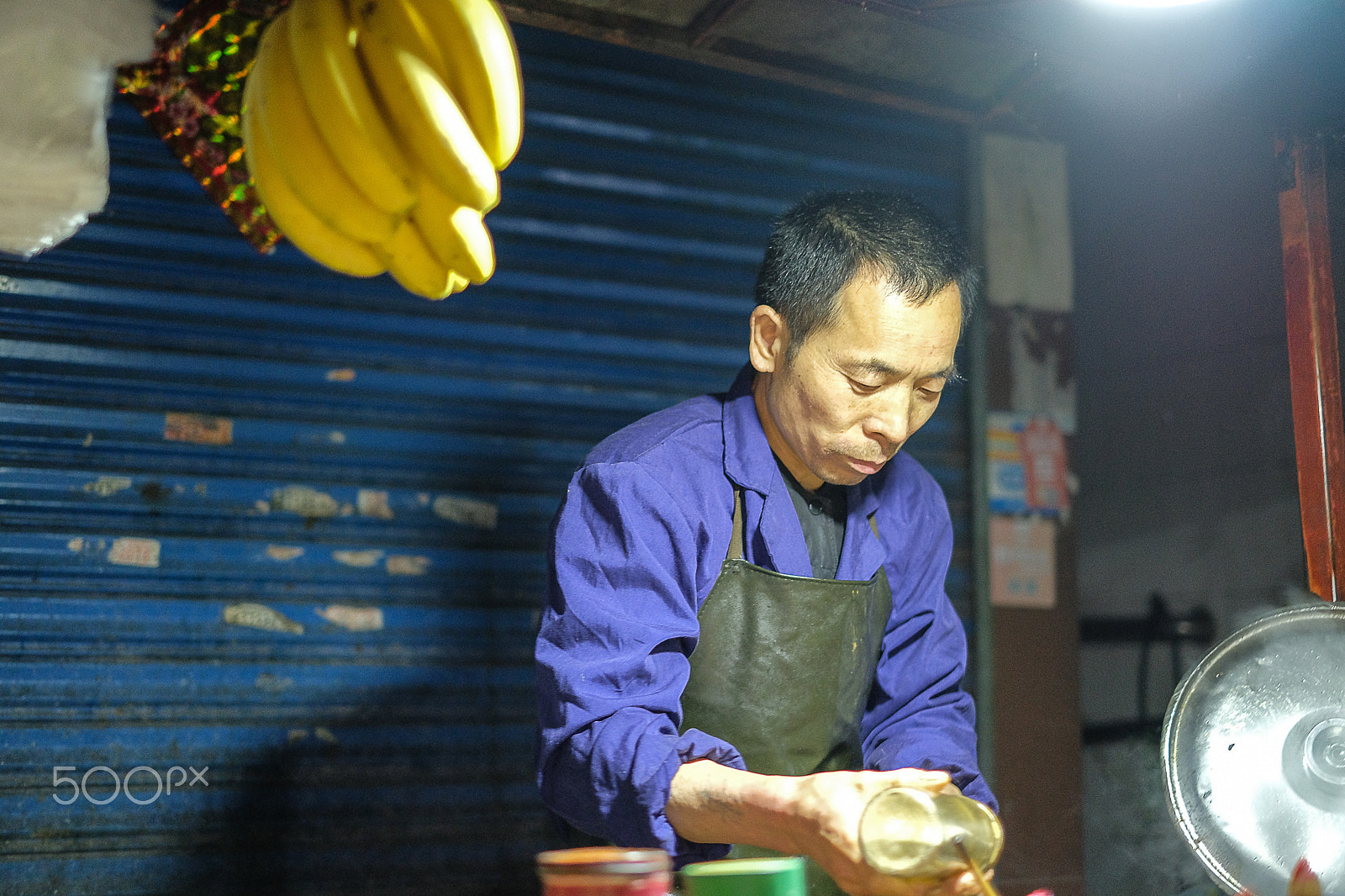 Fujifilm X-Pro2 + Fujifilm XF 35mm F1.4 R sample photo. Master chef at the night market photography