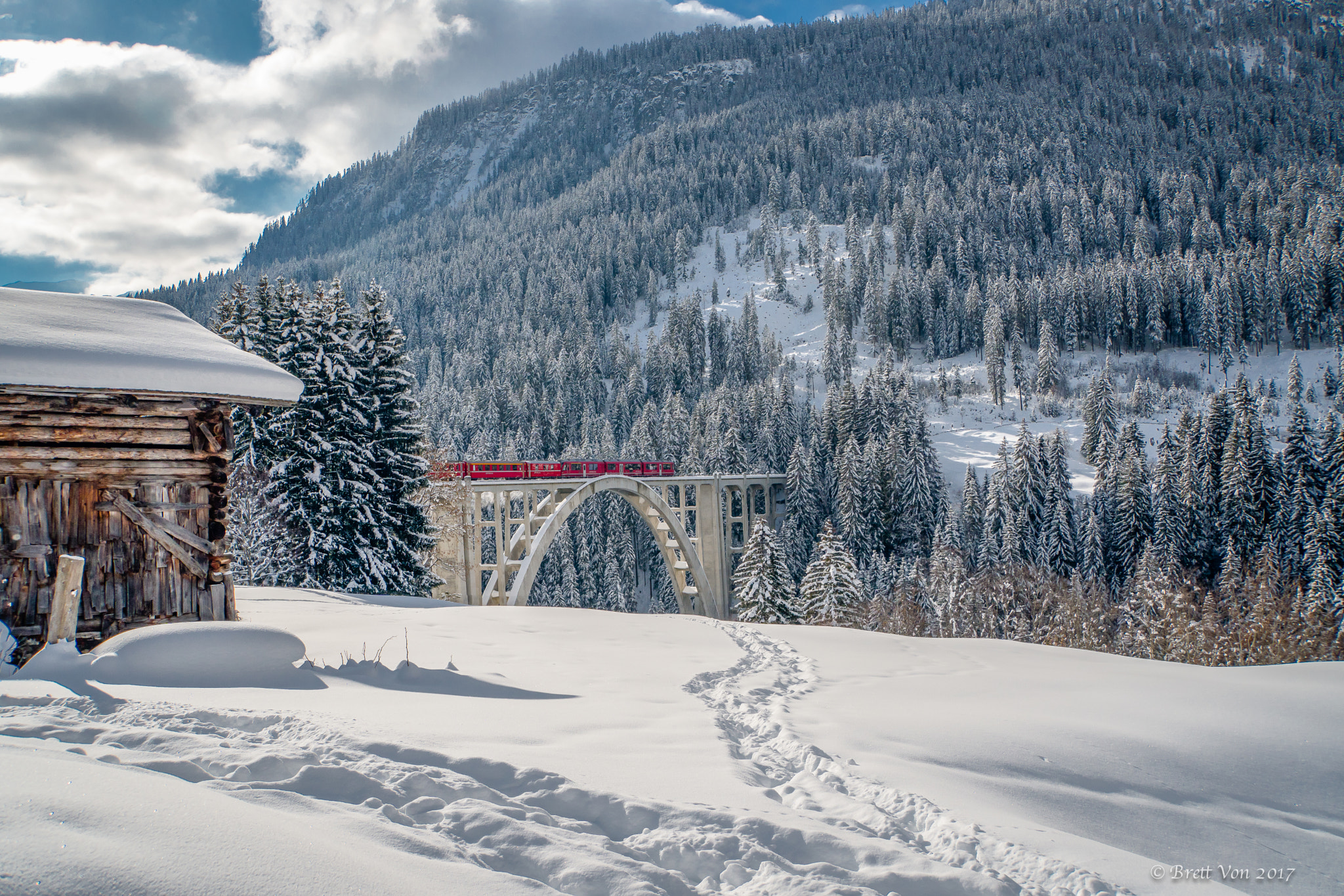 Sony a6300 + Sony E 18-200mm F3.5-6.3 OSS LE sample photo. Train to arosa photography