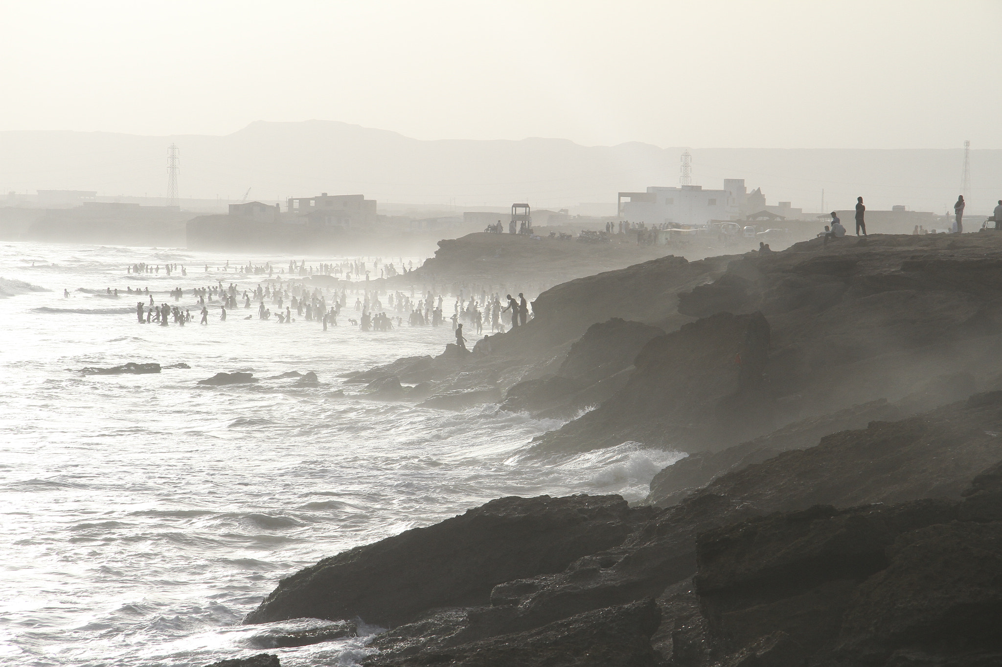 Canon EOS 7D + Canon EF-S 17-85mm F4-5.6 IS USM sample photo. Ocean crowds in developing world photography